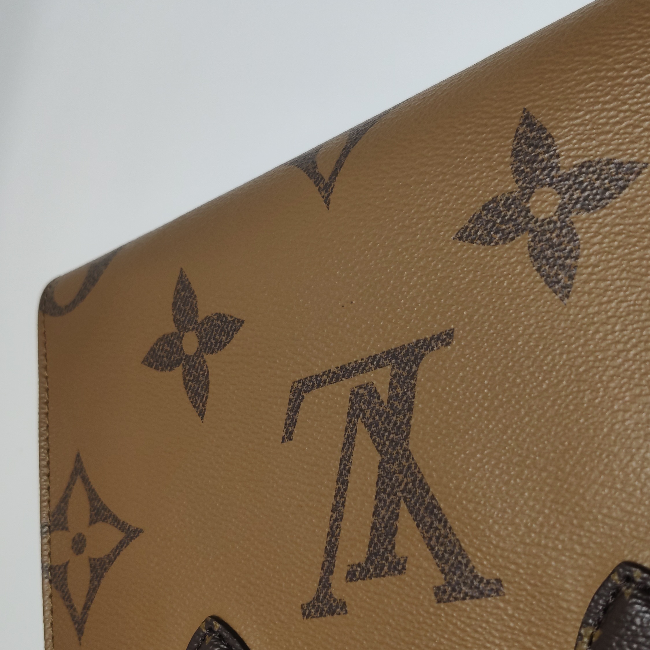 Louis Vuitton(LV) OnTheGo Tote Reverse Monogram Giant PM — photo 23 of 24