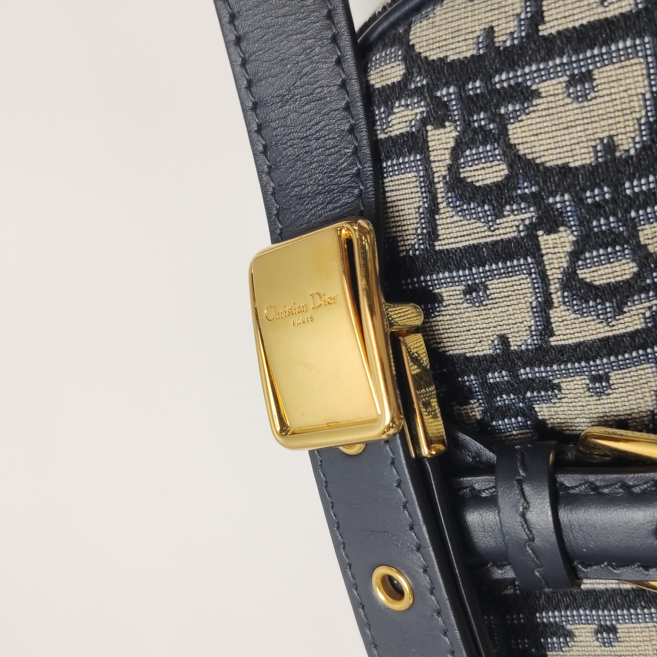 Christian Dior Bobby Flap Bag Oblique Canvas Small — photo 14 of 15
