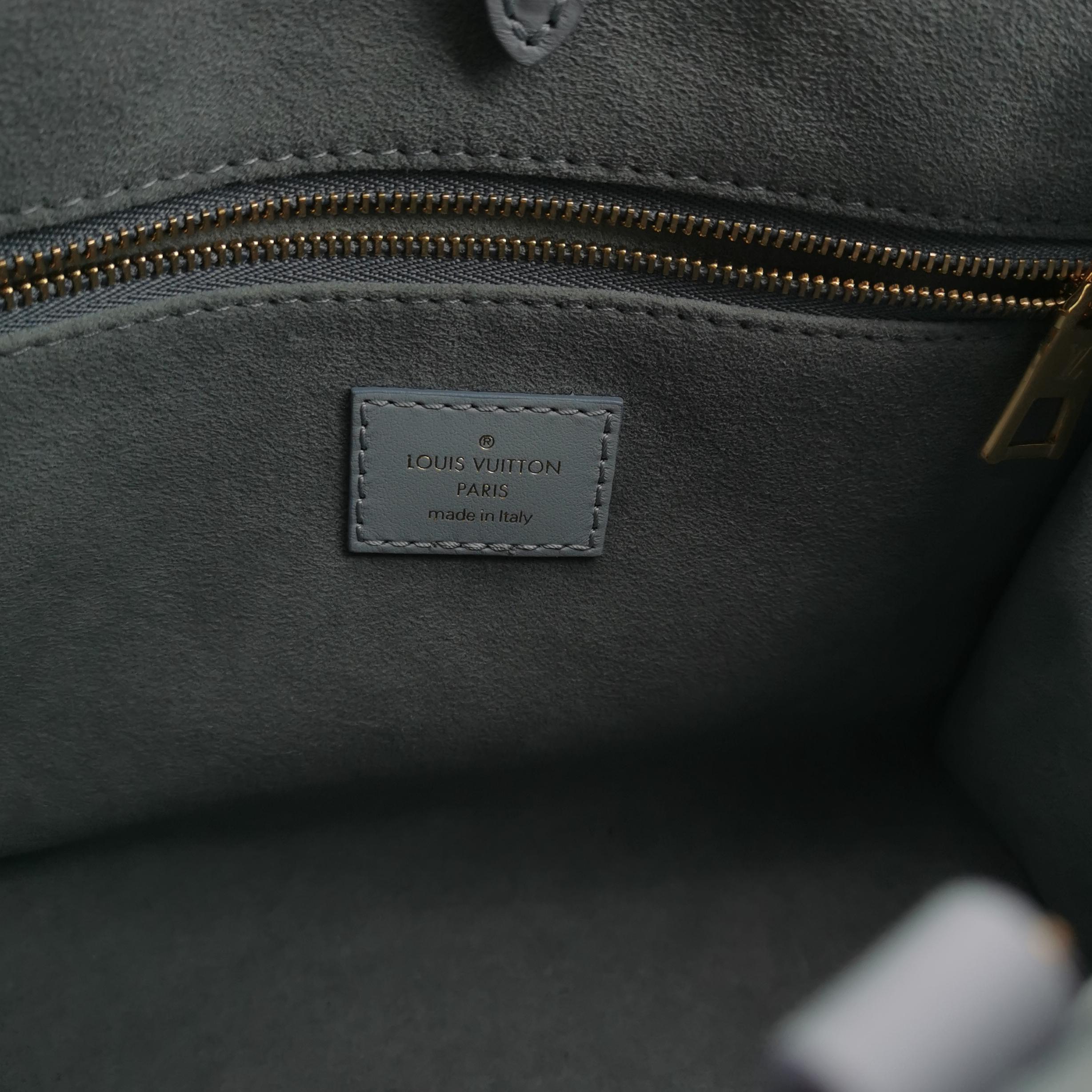Louis Vuitton(LV) OnTheGo Tote Monogram Empreinte Giant PM — photo 9 of 23