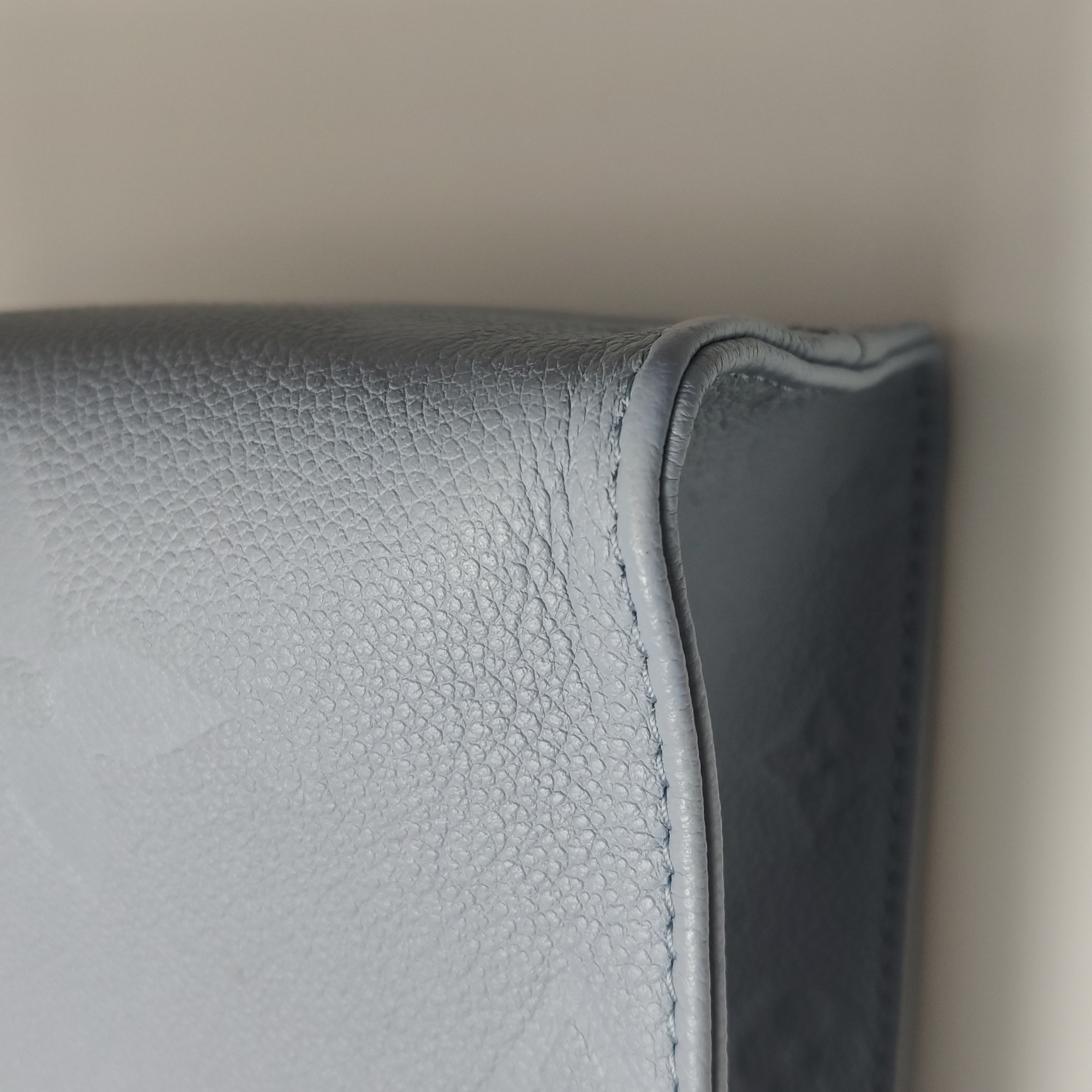 Louis Vuitton(LV) OnTheGo Tote Monogram Empreinte Giant PM — photo 14 of 23