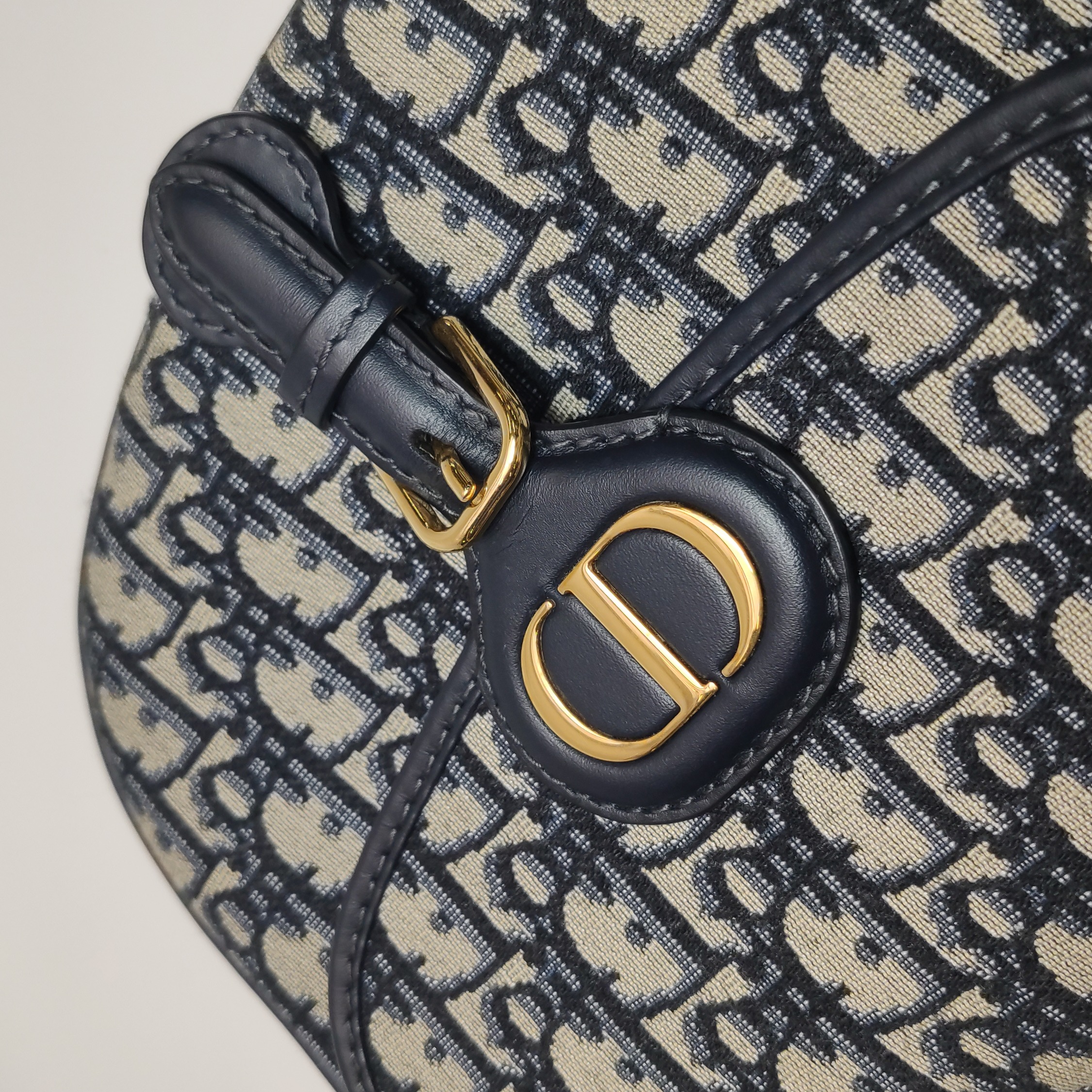 Christian Dior Bobby Flap Bag Oblique Canvas Medium — photo 9 of 16
