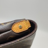 Louis Vuitton(LV) Favorite Handbag Monogram Canvas MM — thumbnail 13