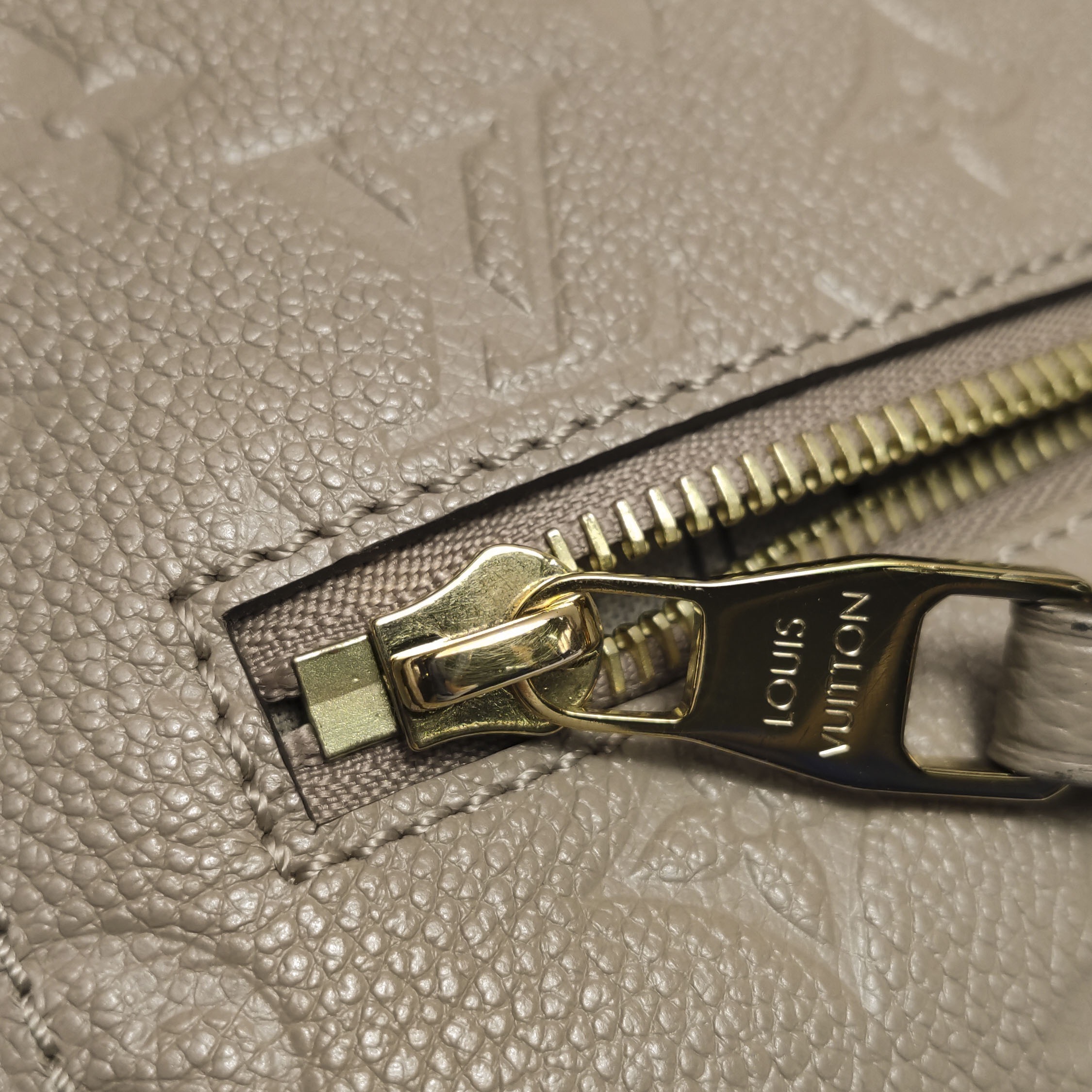 Louis Vuitton(LV) Pochette Metis Monogram Empreinte Leather — photo 9 of 13