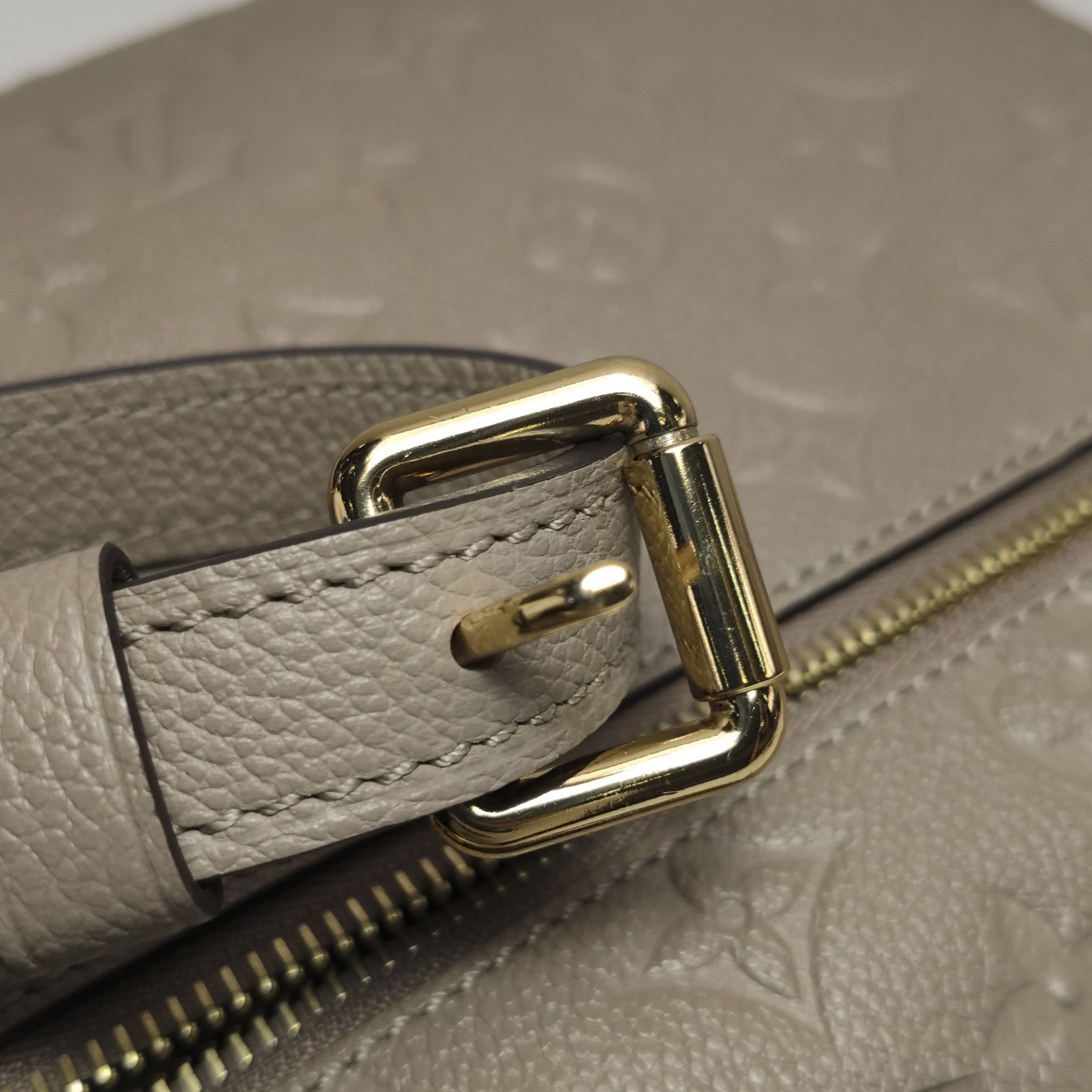 Louis Vuitton(LV) Pochette Metis Monogram Empreinte Leather — photo 11 of 13