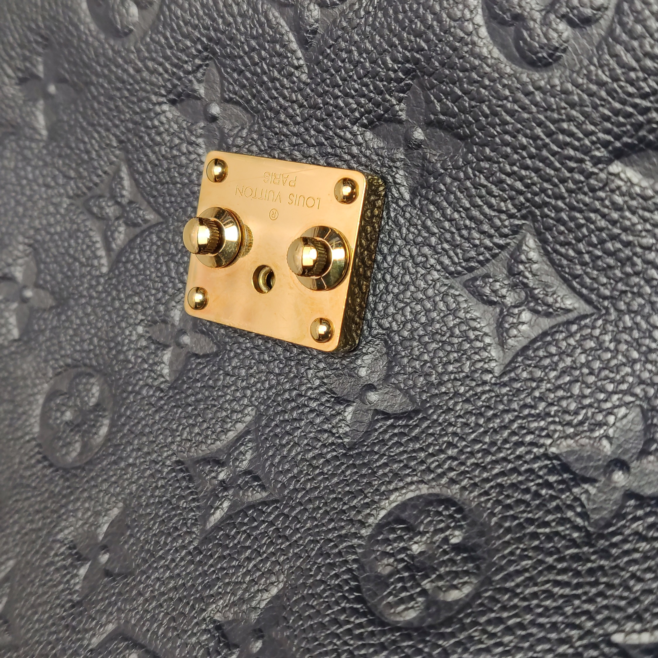 Louis Vuitton(LV) Pochette Metis Monogram Empreinte Leather — photo 11 of 14