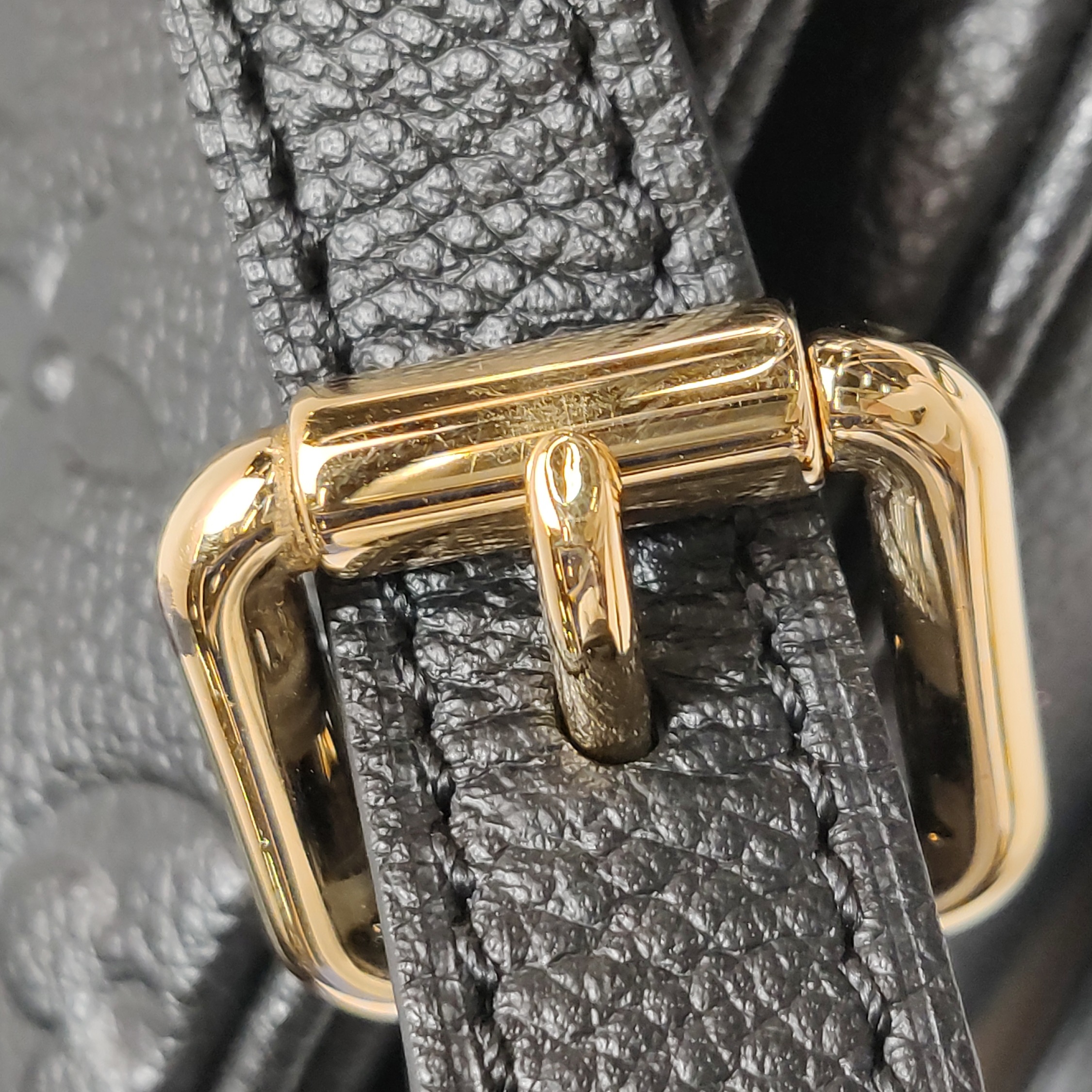 Louis Vuitton(LV) Pochette Metis Monogram Empreinte Leather — photo 9 of 11