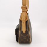 Louis Vuitton(LV) Hudson Handbag Monogram Canvas GM — thumbnail 4