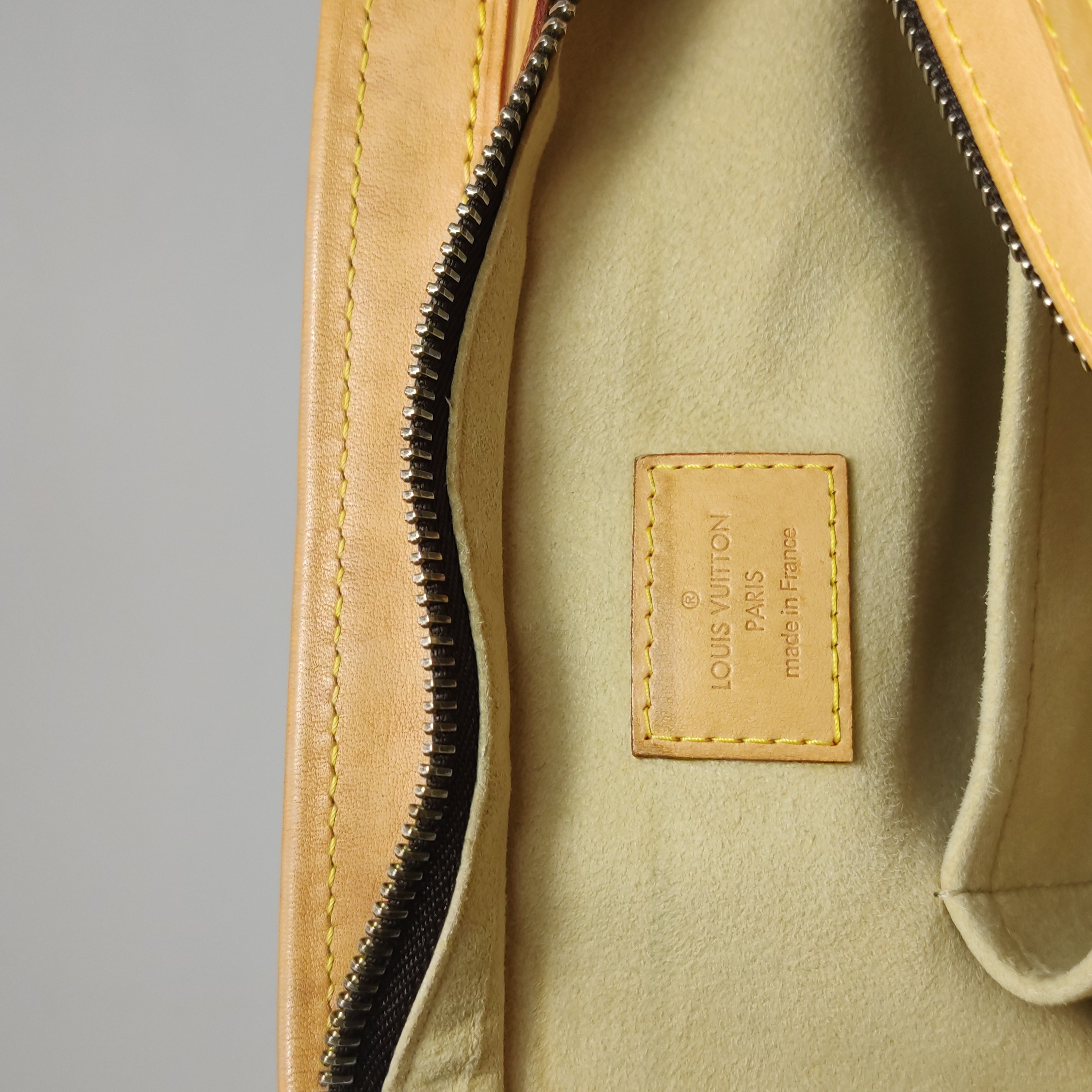Louis Vuitton(LV) Hudson Handbag Monogram Canvas GM — photo 9 of 23