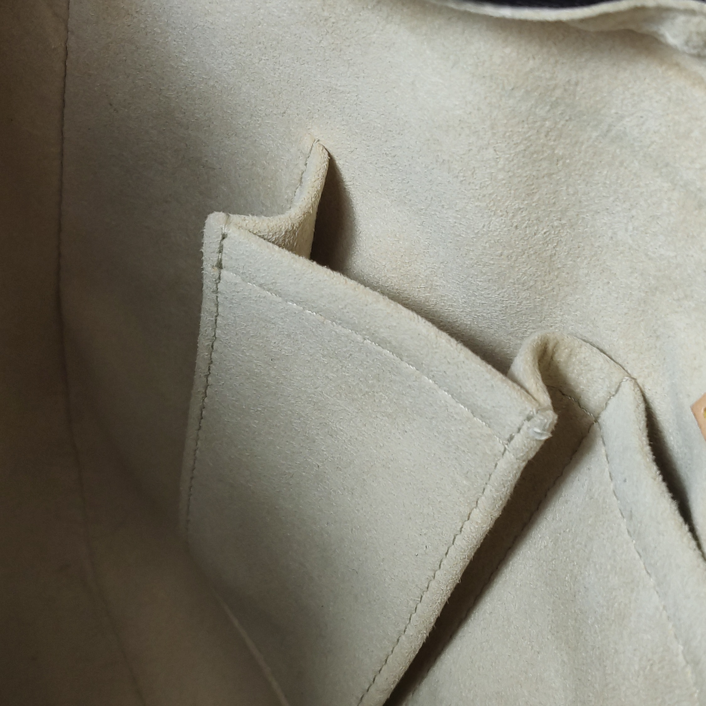Louis Vuitton(LV) Hudson Handbag Monogram Canvas GM — photo 10 of 23