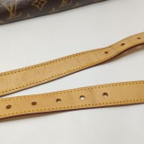 Louis Vuitton(LV) Hudson Handbag Monogram Canvas GM — thumbnail 22