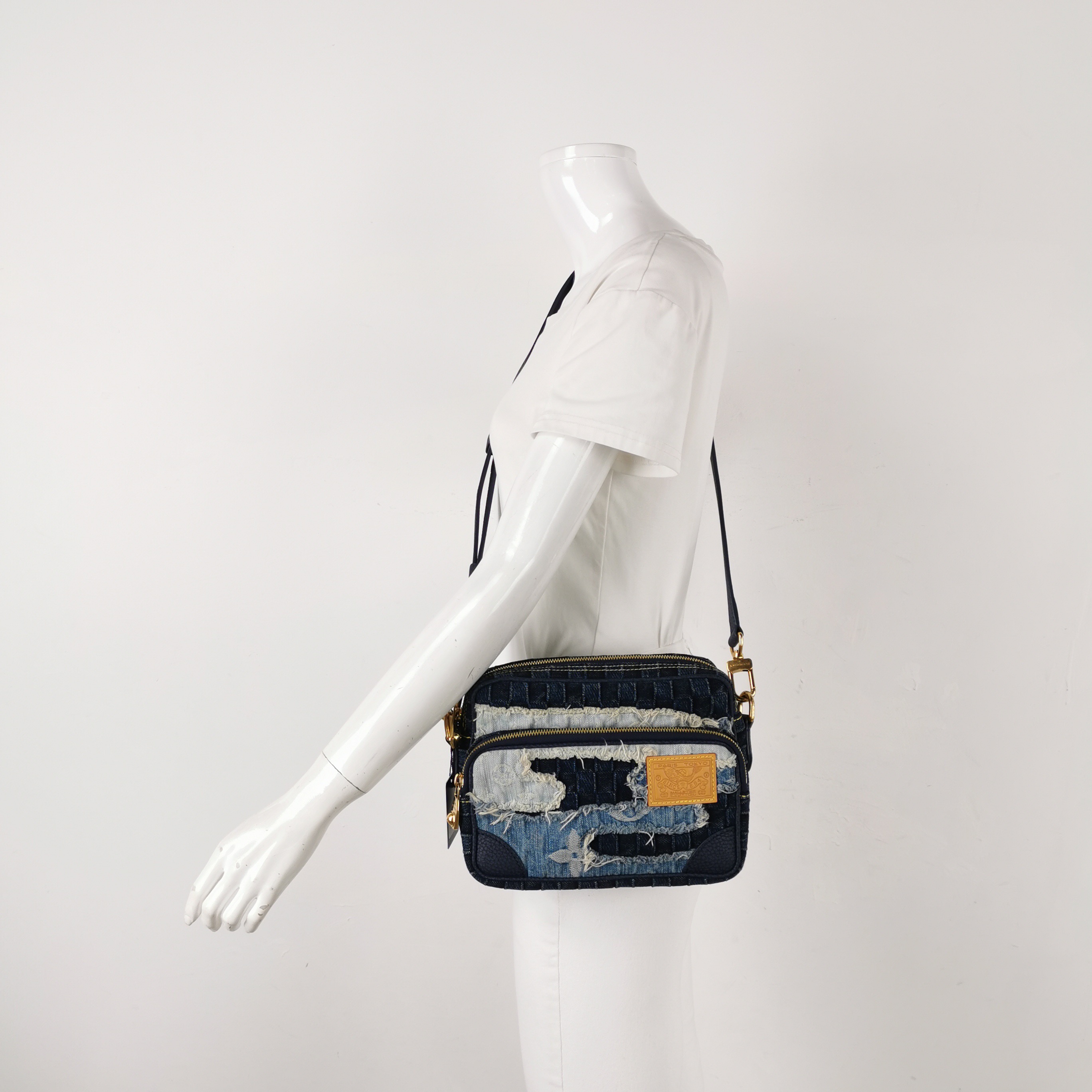 Louis Vuitton(LV) Nil Camer Bag  Denim — alternate view