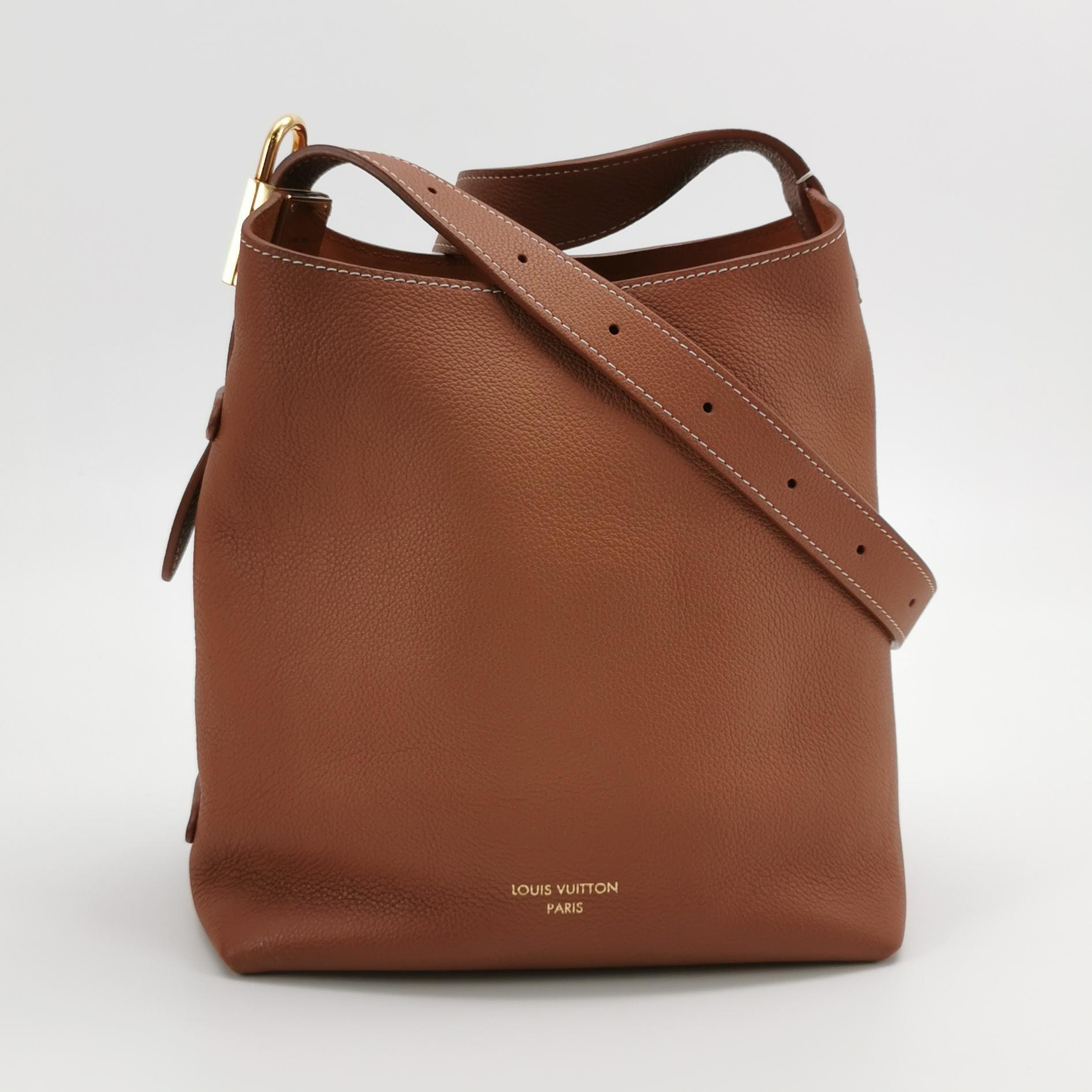 Louis Vuitton(LV) Low Key Hobo Calfskin PM — photo 5 of 25