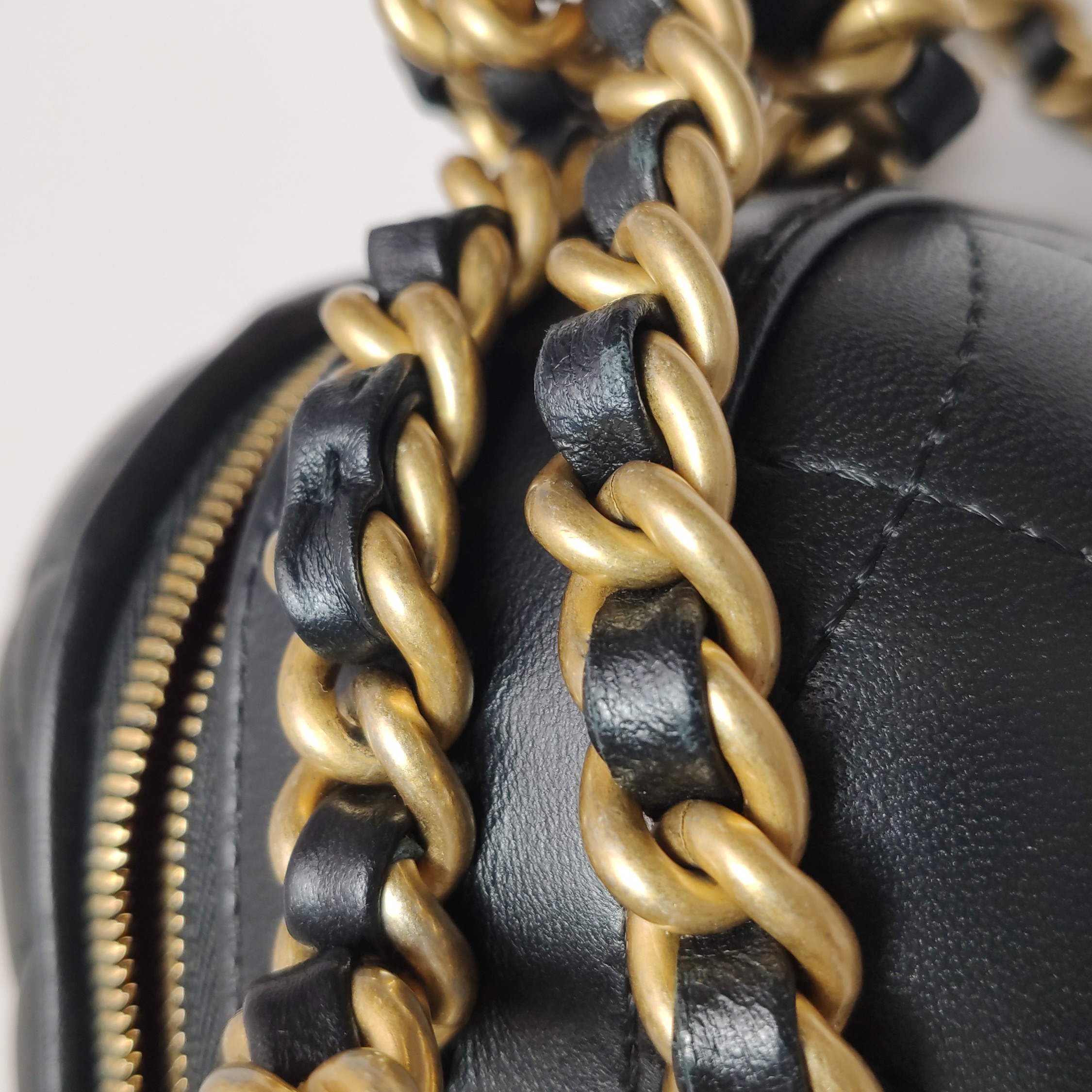 Chanel CC Bubble Top Handle Vanity Case with Chain Quilted Lambskin — photo 12 of 25