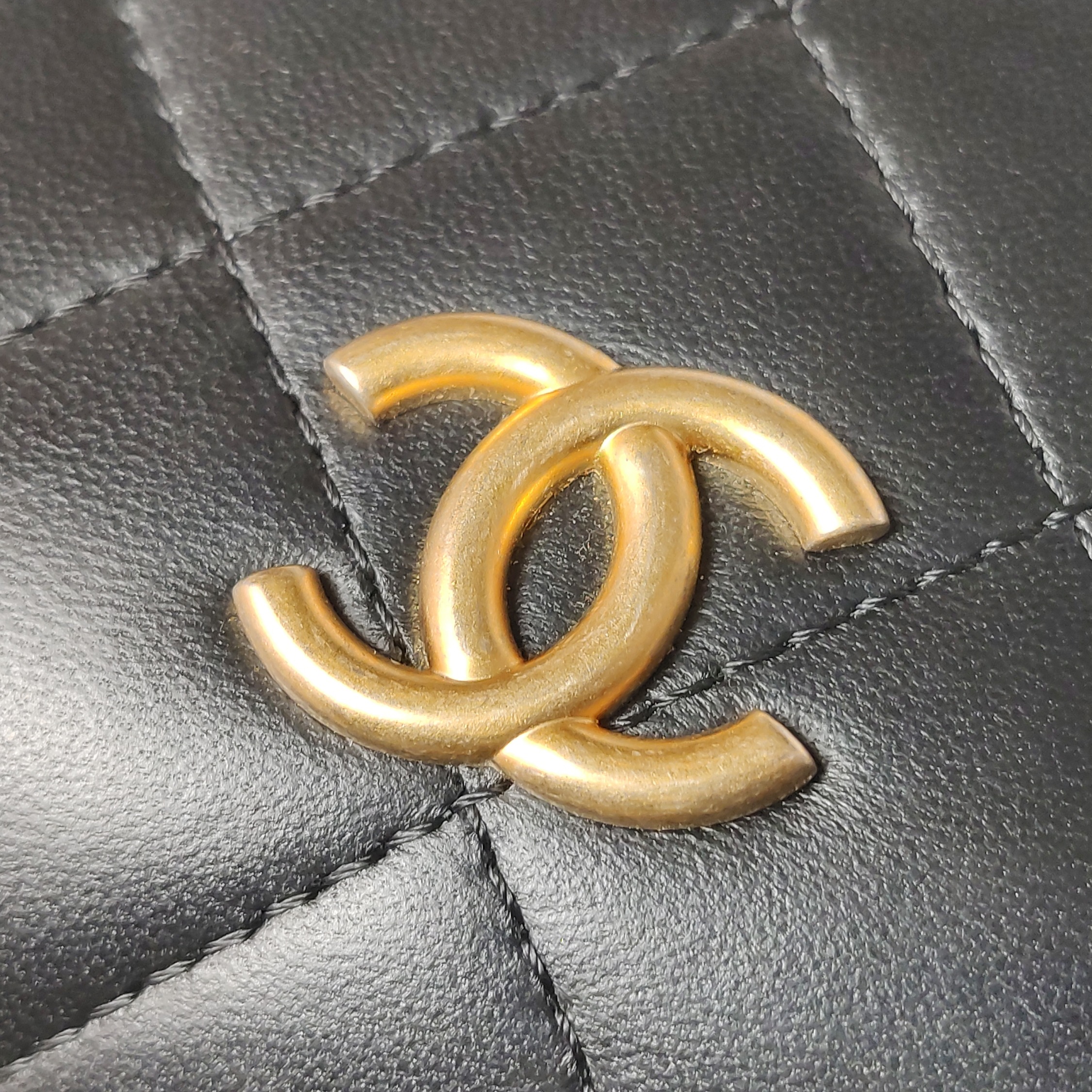 Chanel CC Bubble Top Handle Vanity Case with Chain Quilted Lambskin — photo 14 of 25