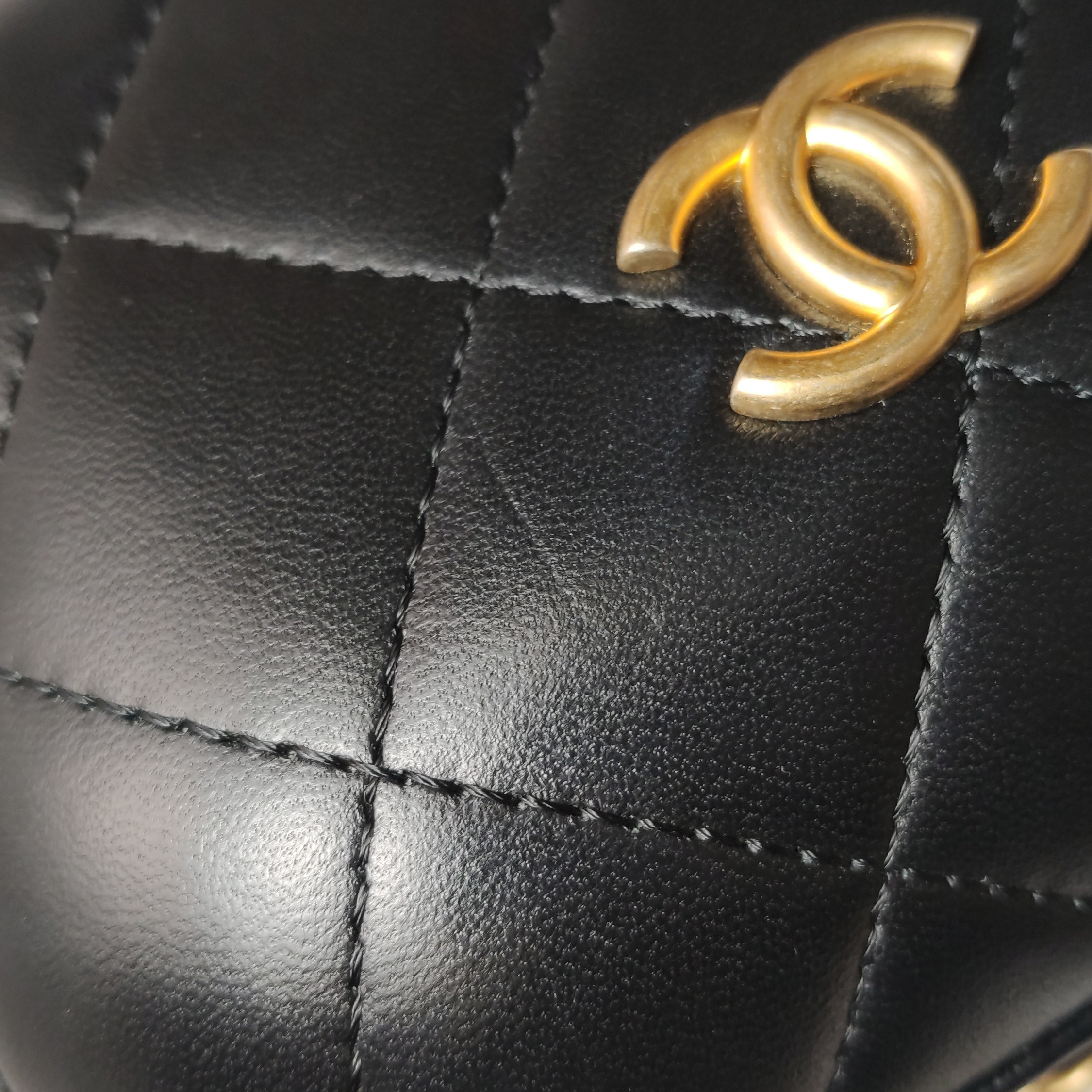 Chanel CC Bubble Top Handle Vanity Case with Chain Quilted Lambskin — photo 24 of 25