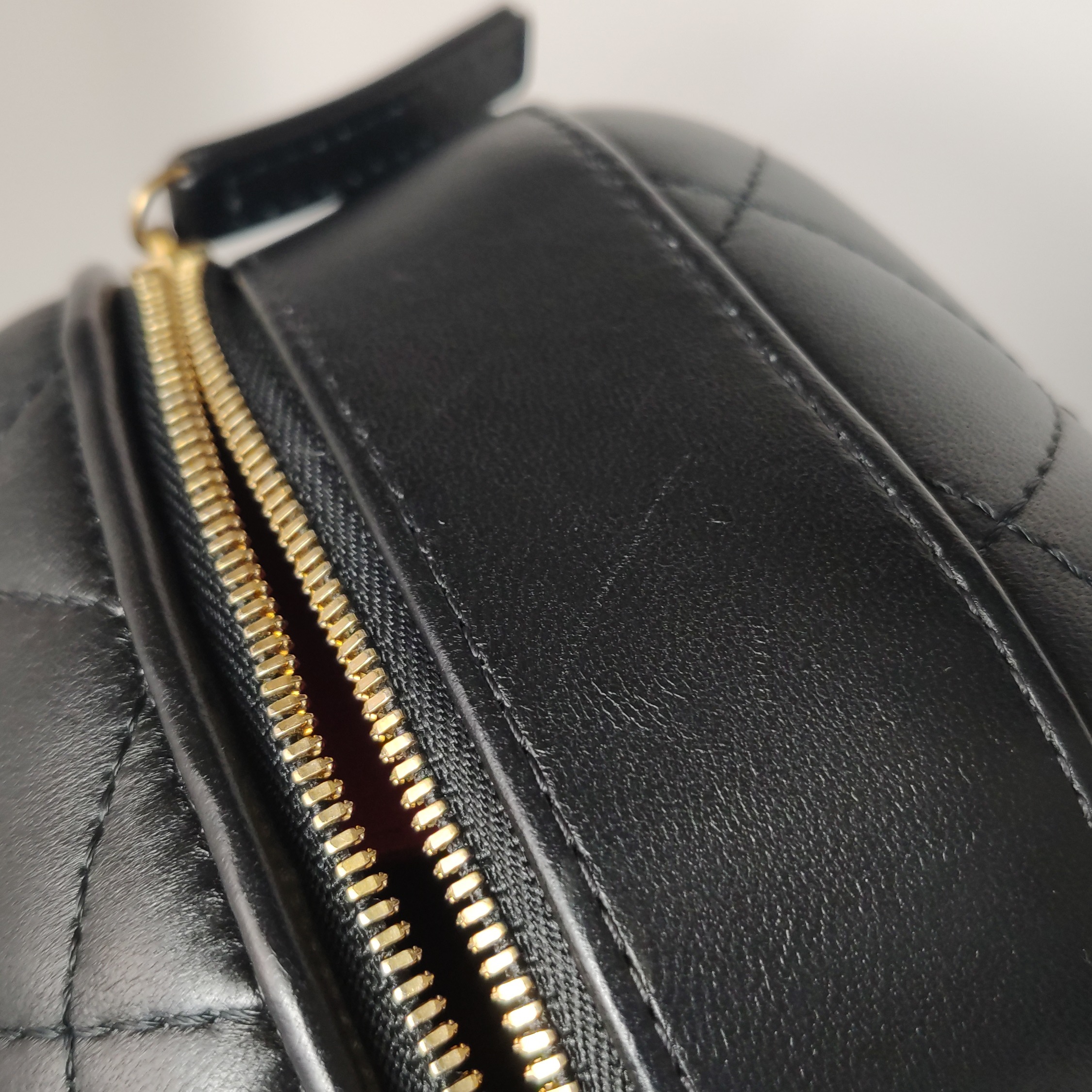 Chanel CC Bubble Top Handle Vanity Case with Chain Quilted Lambskin — photo 21 of 25