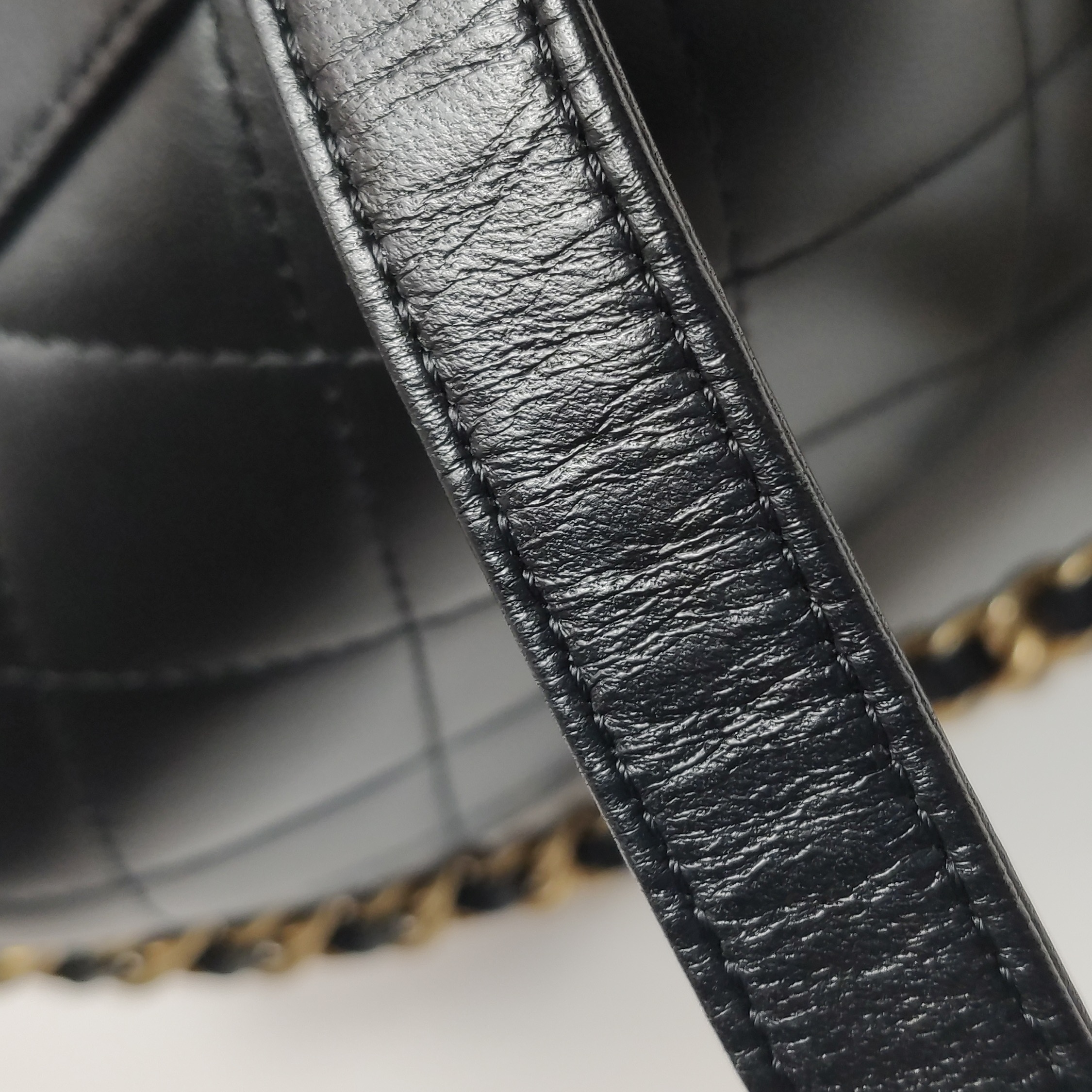 Chanel CC Bubble Top Handle Vanity Case with Chain Quilted Lambskin — photo 11 of 25