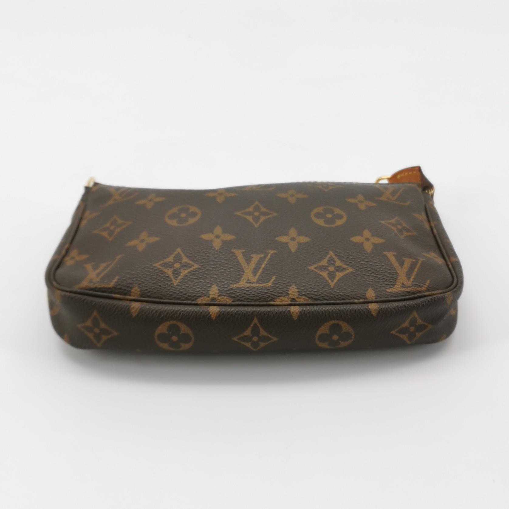 Louis Vuitton(LV) Pochette Accessoires NM Monogram Canvas — photo 7 of 13