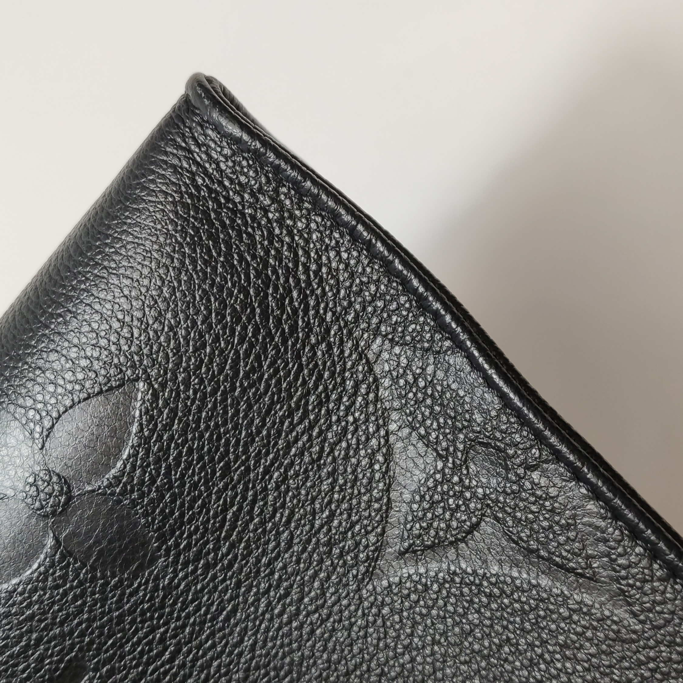 Louis Vuitton(LV) OnTheGo Tote Monogram Empreinte Giant PM — photo 9 of 13