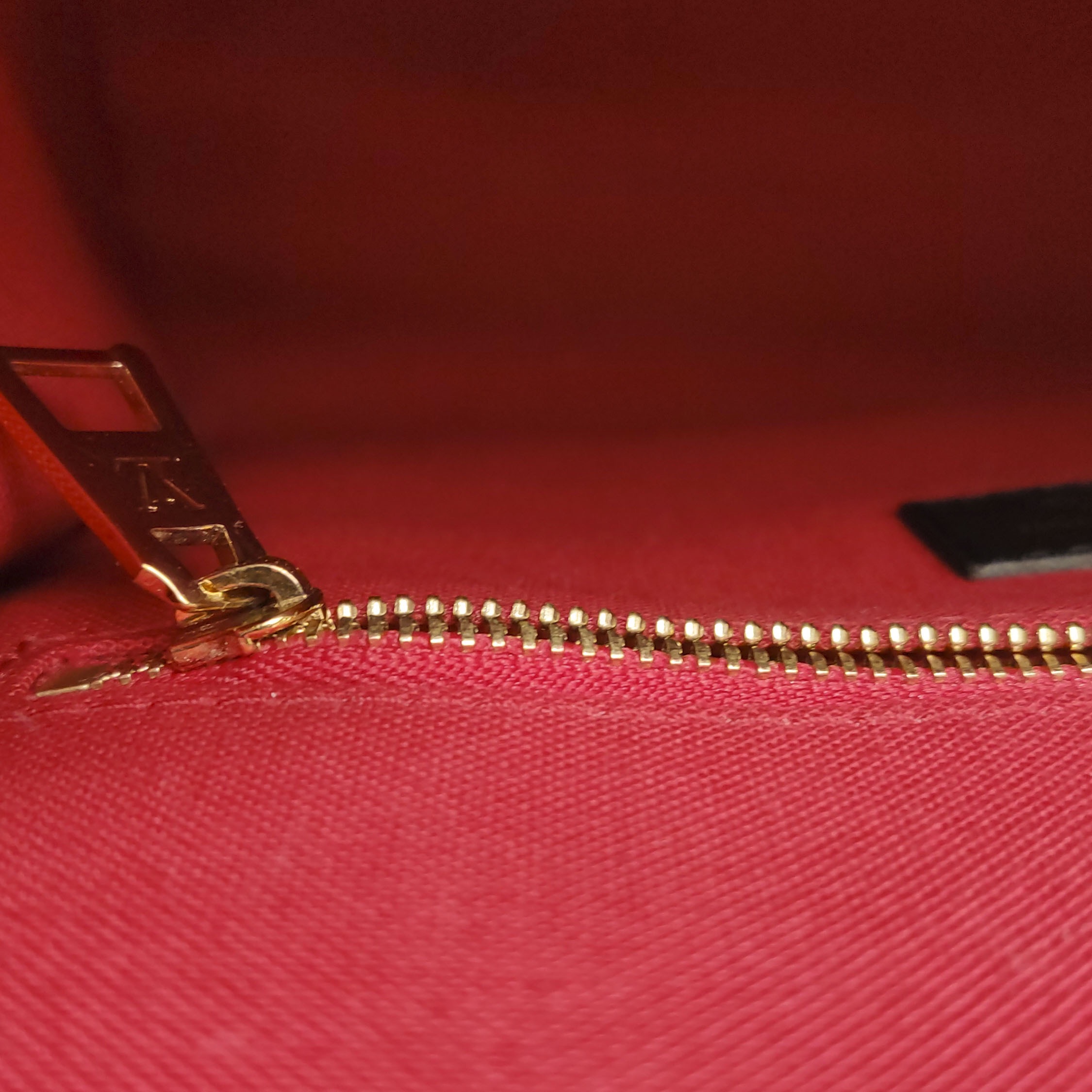Louis Vuitton(LV) OnTheGo Tote Reverse Monogram Giant PM — photo 10 of 15