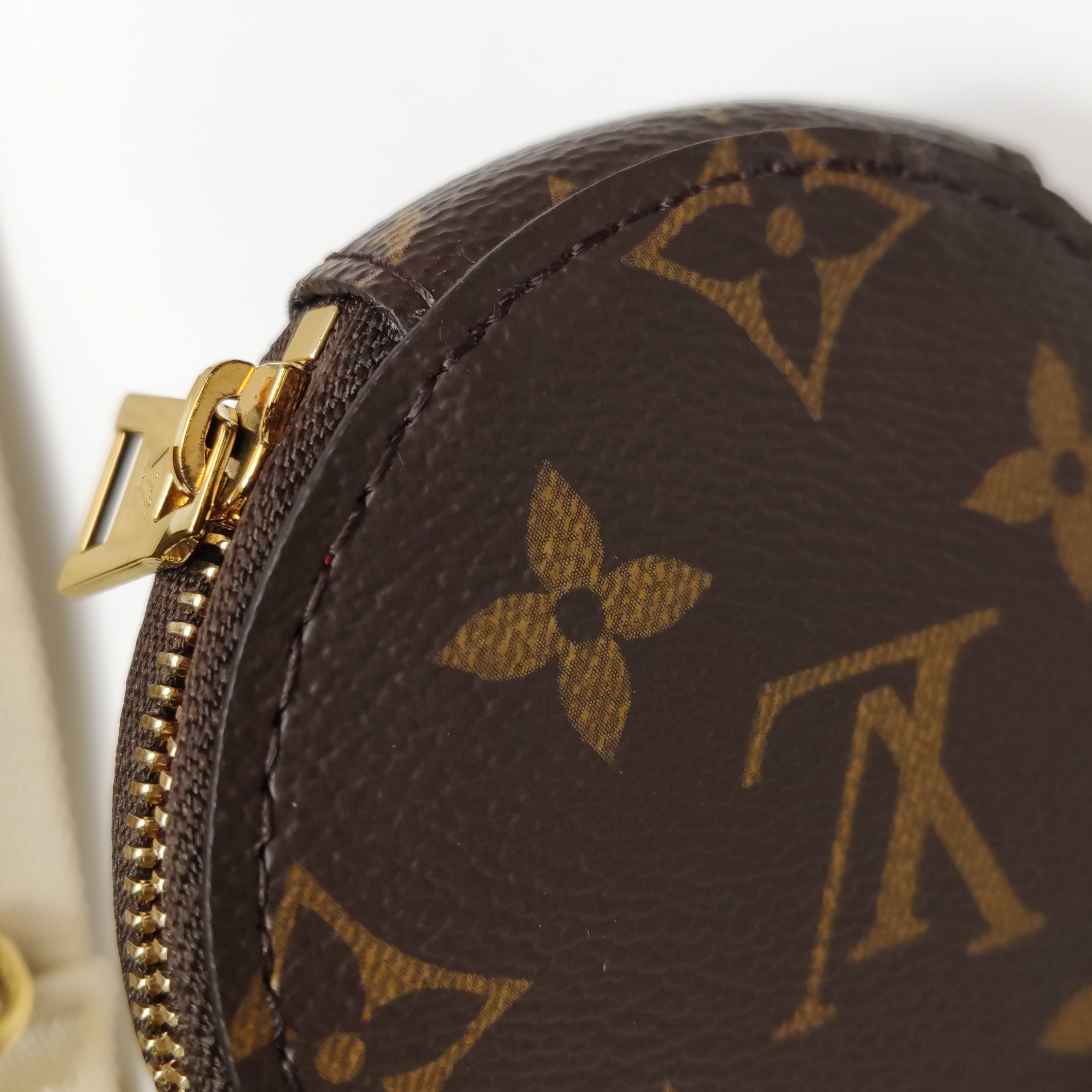 Louis Vuitton(LV) OnTheGo Tote Reverse Monogram Giant PM — photo 12 of 15