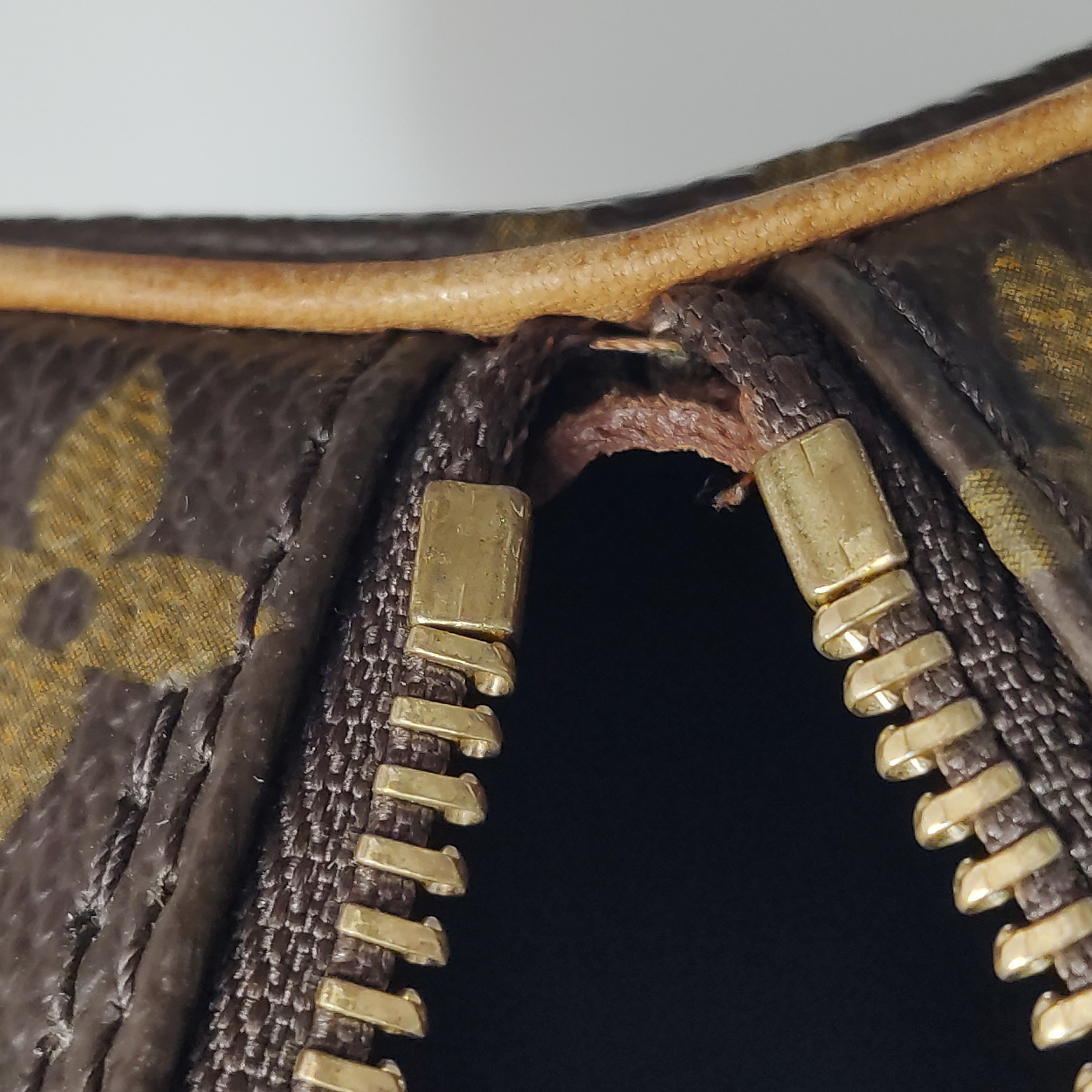 Louis Vuitton(LV) Papillon Handbag Monogram Canvas 30 — photo 9 of 12