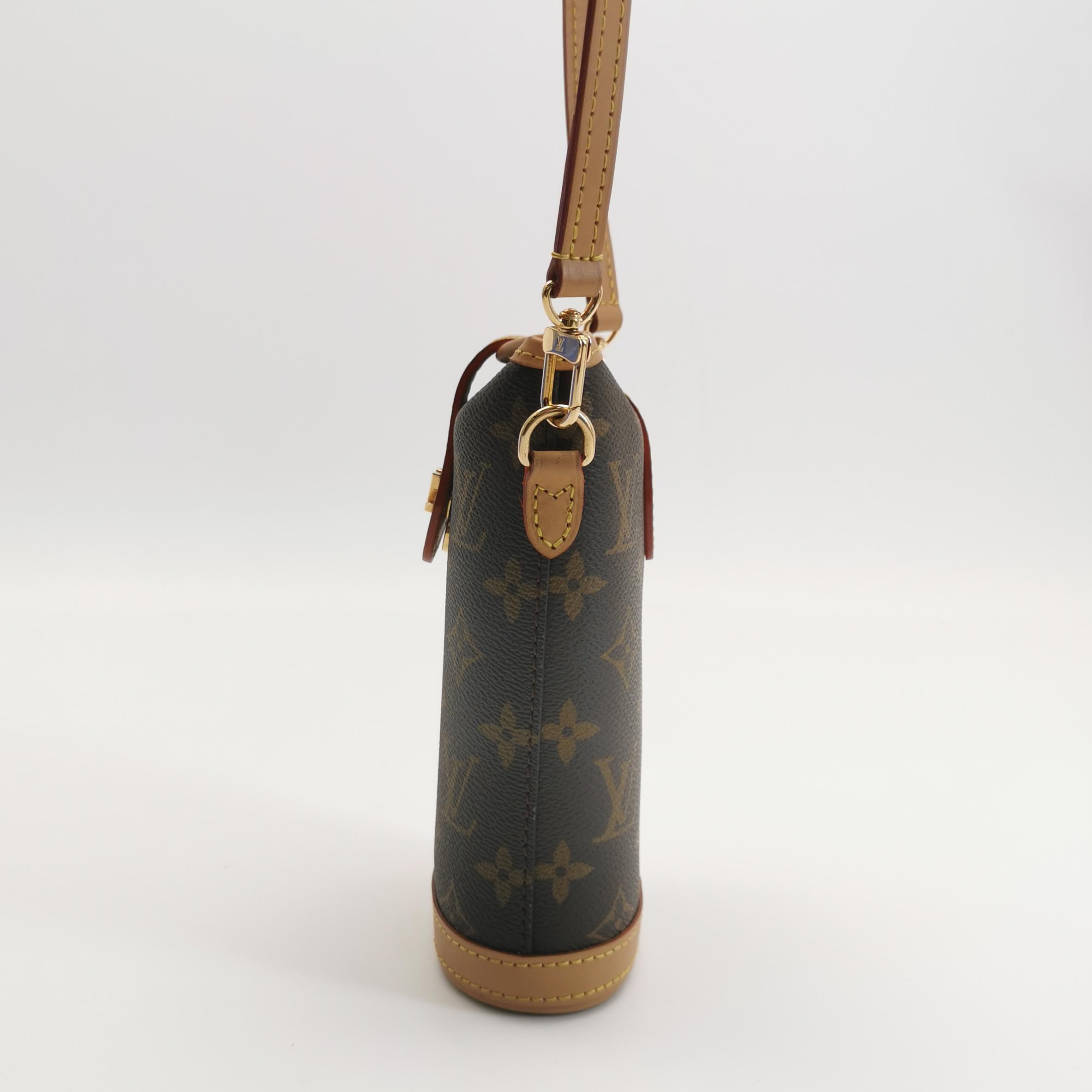 Louis Vuitton(LV) Fold Me Pouch Monogram Canvas — photo 4 of 14