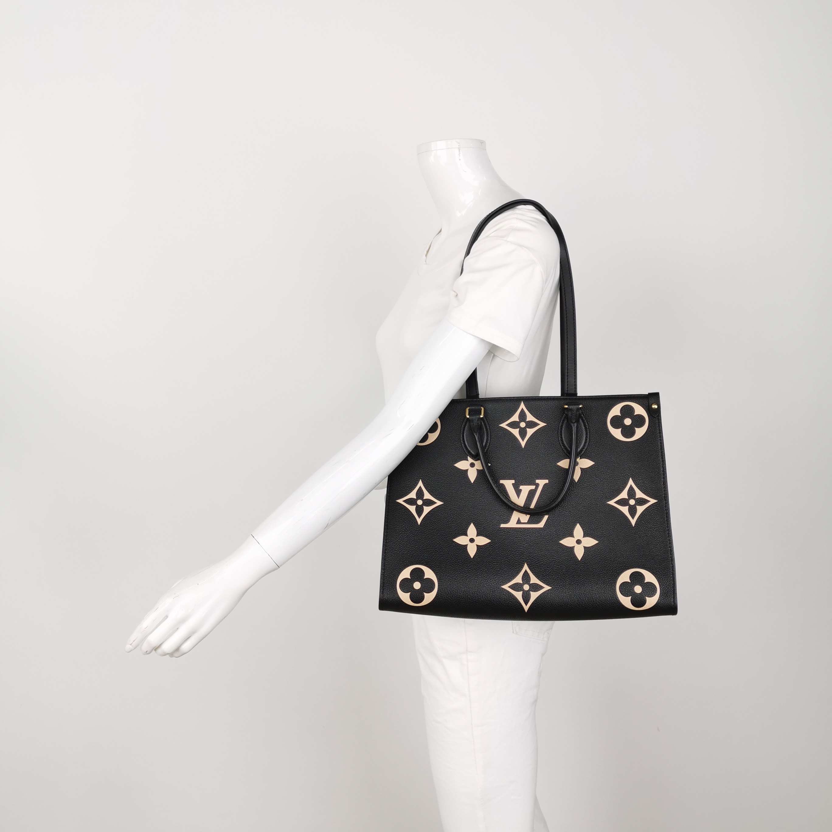 Louis Vuitton(LV) OnTheGo Tote Bicolor Monogram Empreinte Giant MM — alternate view