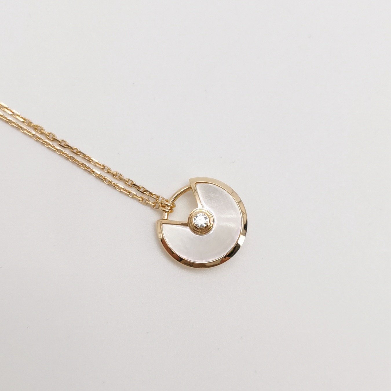 Cartier Amulette de Cartier Pendant Necklace 18K Yellow Gold with Mother of Pearl and Diamond XS — photo 7 of 7