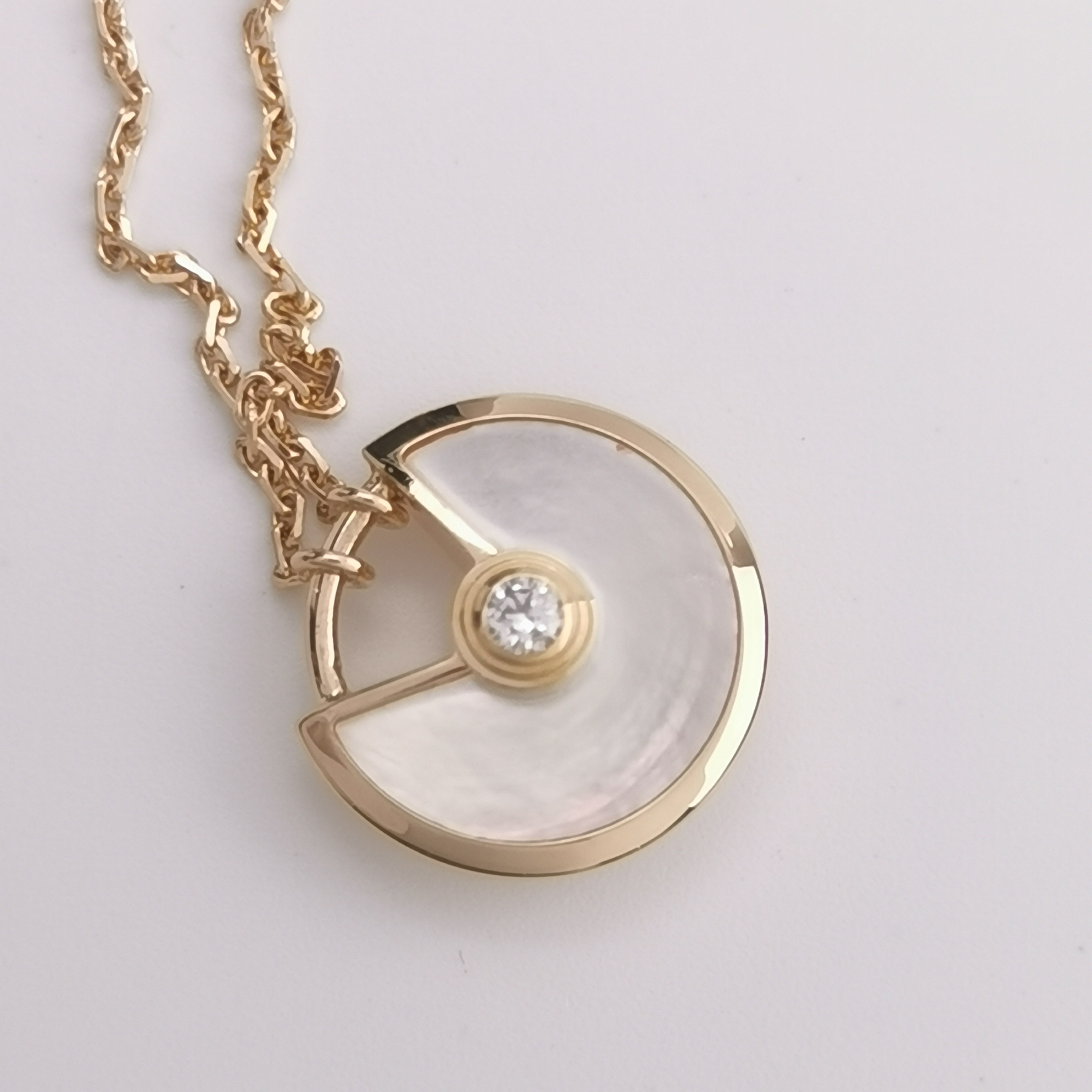 Cartier Amulette de Cartier Pendant Necklace 18K Yellow Gold with Mother of Pearl and Diamond XS — photo 6 of 7