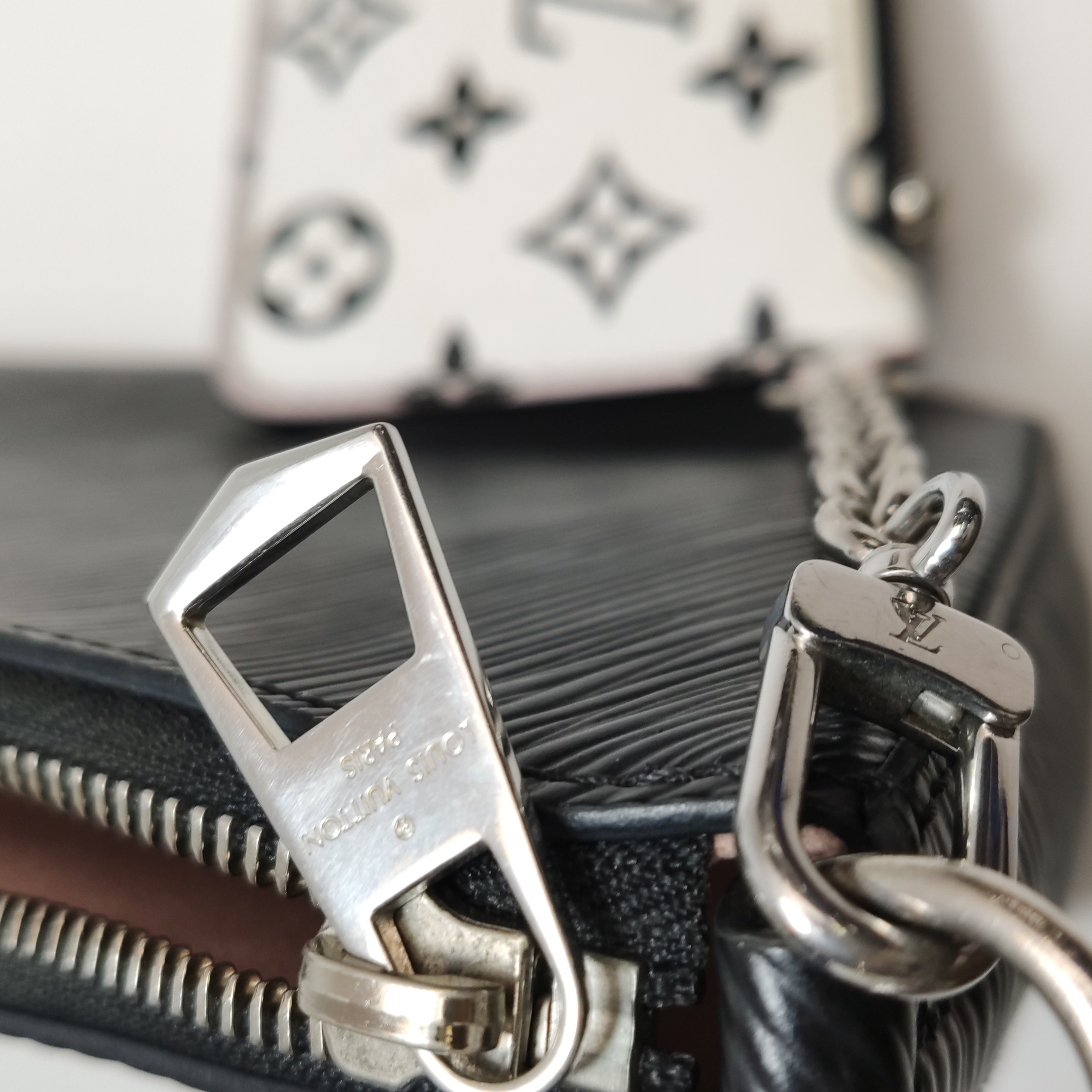 Louis Vuitton(LV) Marelle Handbag Epi Leather — photo 11 of 12