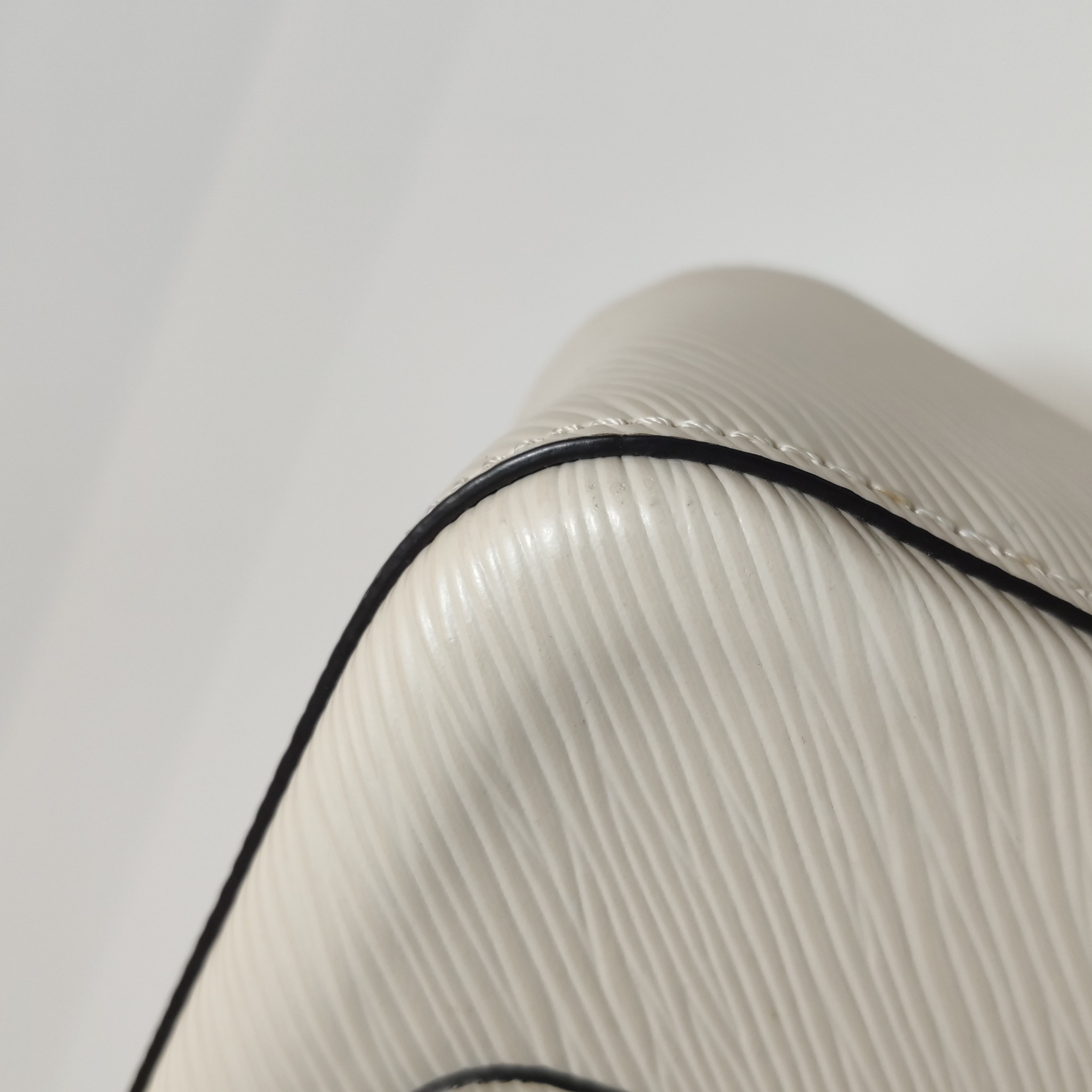 Louis Vuitton(LV) Marelle Handbag Epi Leather — photo 13 of 14