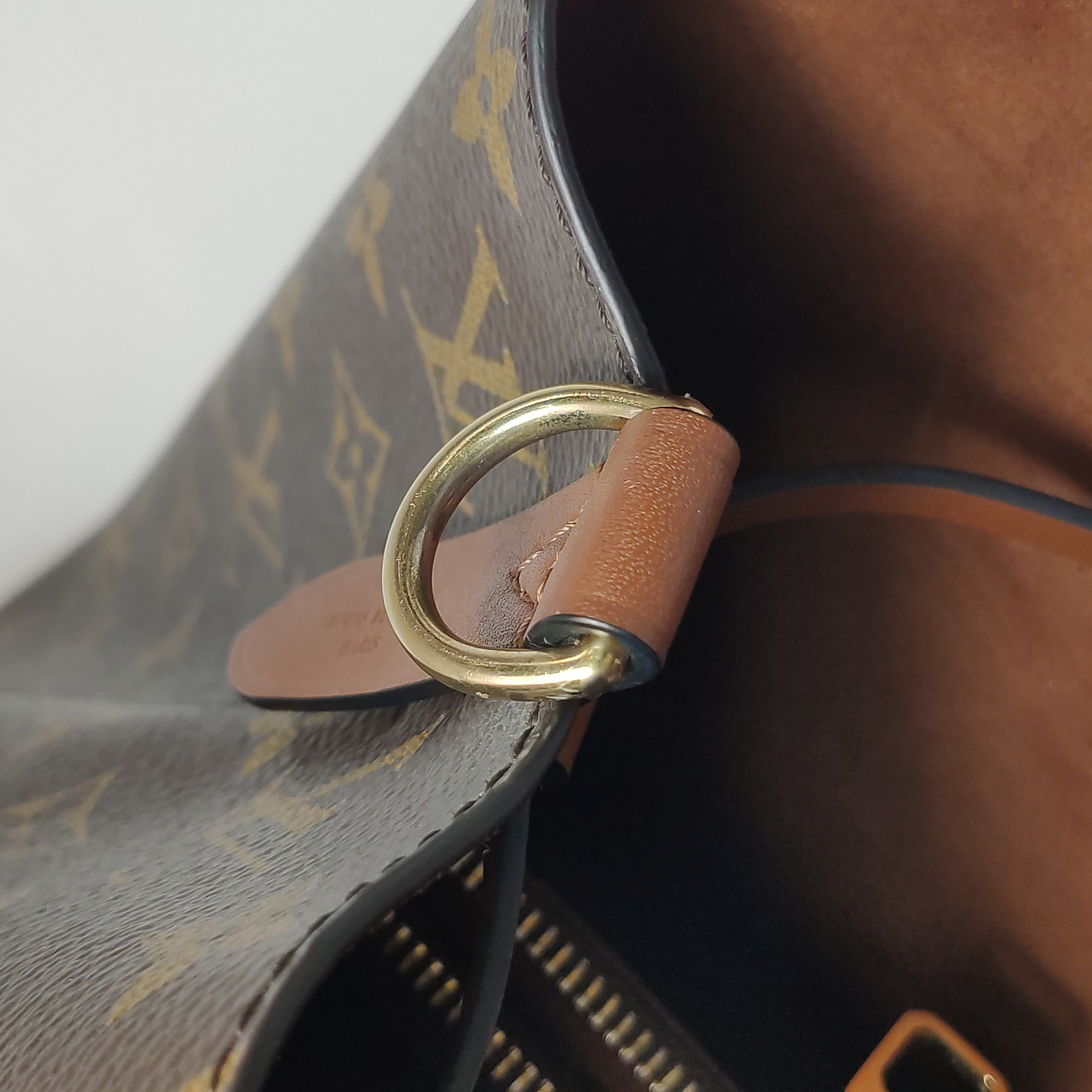 Louis Vuitton(LV) NeoNoe Handbag Monogram Canvas with Leather MM — photo 8 of 18