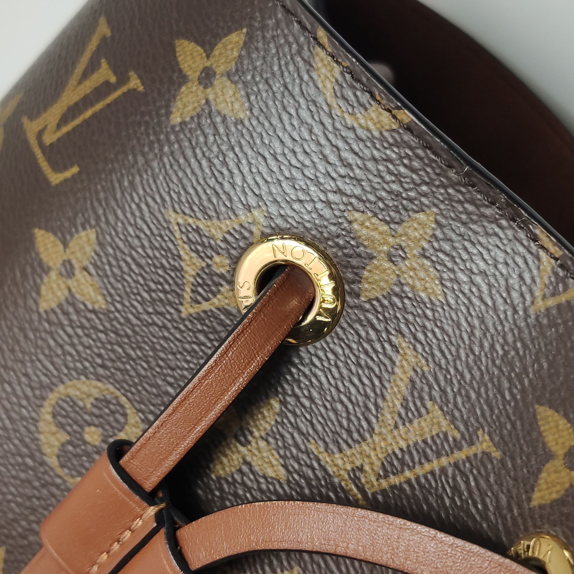 Louis Vuitton(LV) NeoNoe Handbag Monogram Canvas with Leather MM — photo 17 of 18