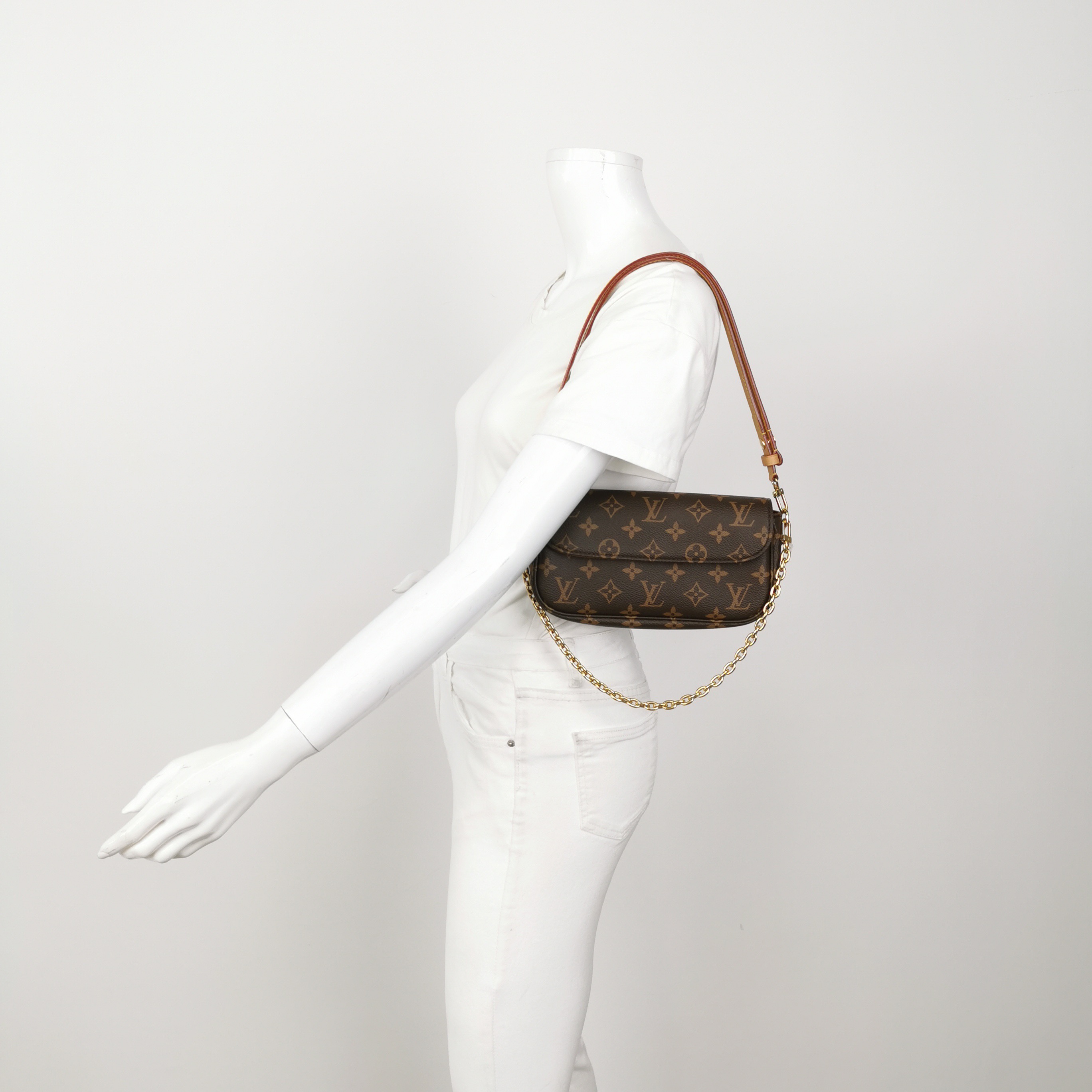 Louis Vuitton(LV) Ivy Wallet on Chain Monogram Canvas — alternate view