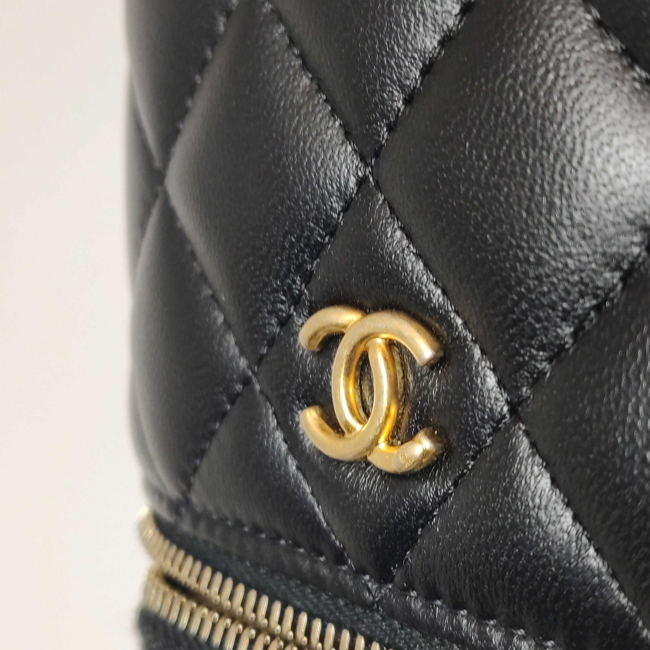 Chanel Pearl Crush Vanity Case with Chain Quilted Lambskin Mini — photo 9 of 18