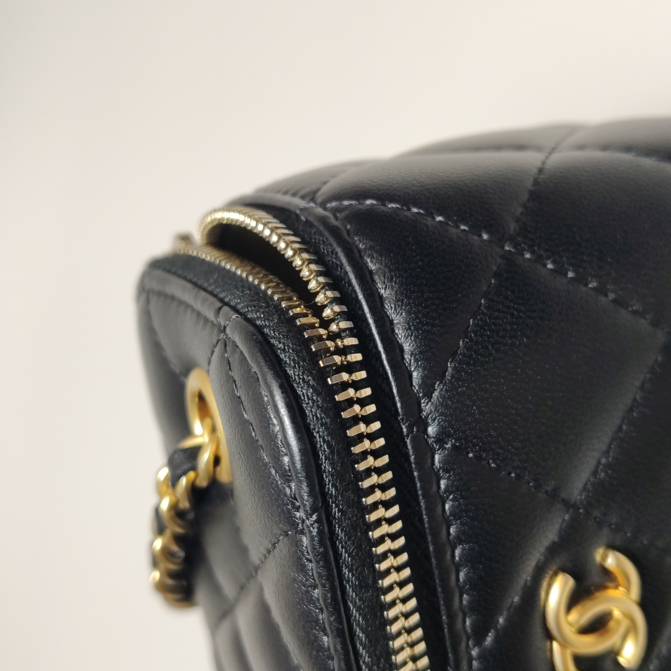 Chanel Pearl Crush Vanity Case with Chain Quilted Lambskin Mini — photo 11 of 18