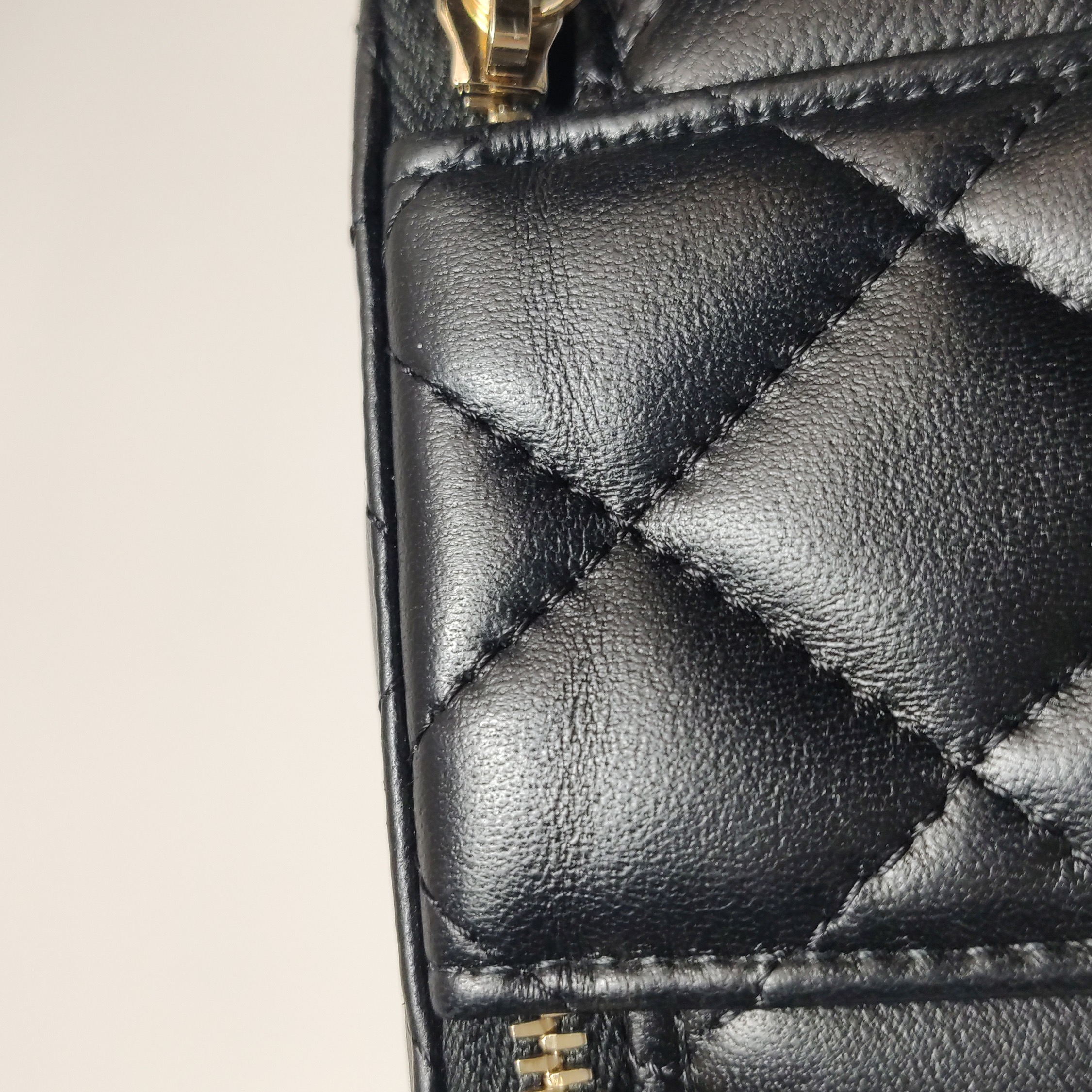 Chanel Pearl Crush Vanity Case with Chain Quilted Lambskin Mini — photo 17 of 18