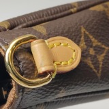 Louis Vuitton(LV) Ivy Wallet on Chain Monogram Canvas — thumbnail 11