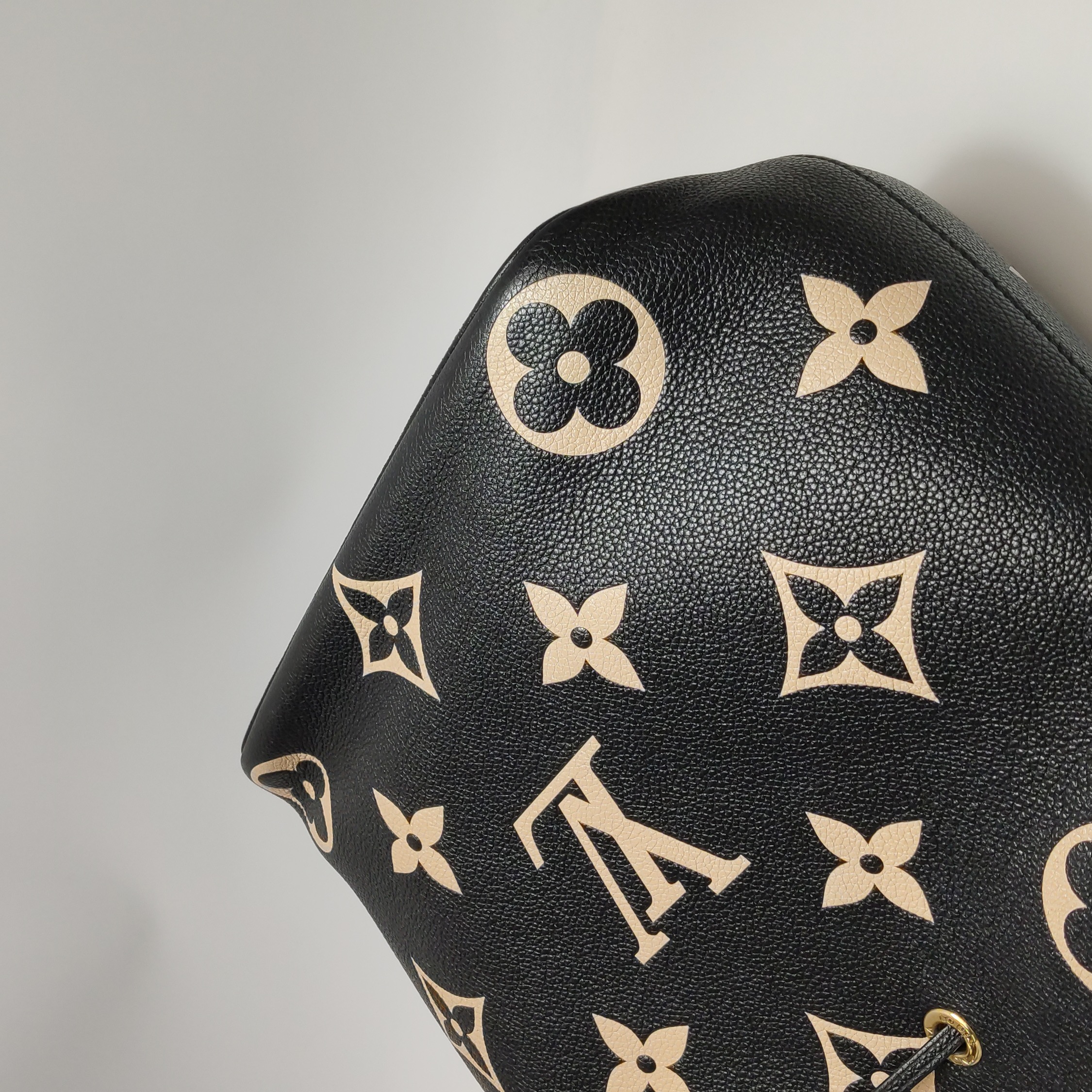 Louis Vuitton(LV) NeoNoe Handbag Bicolor Monogram Empreinte Giant MM — photo 9 of 16