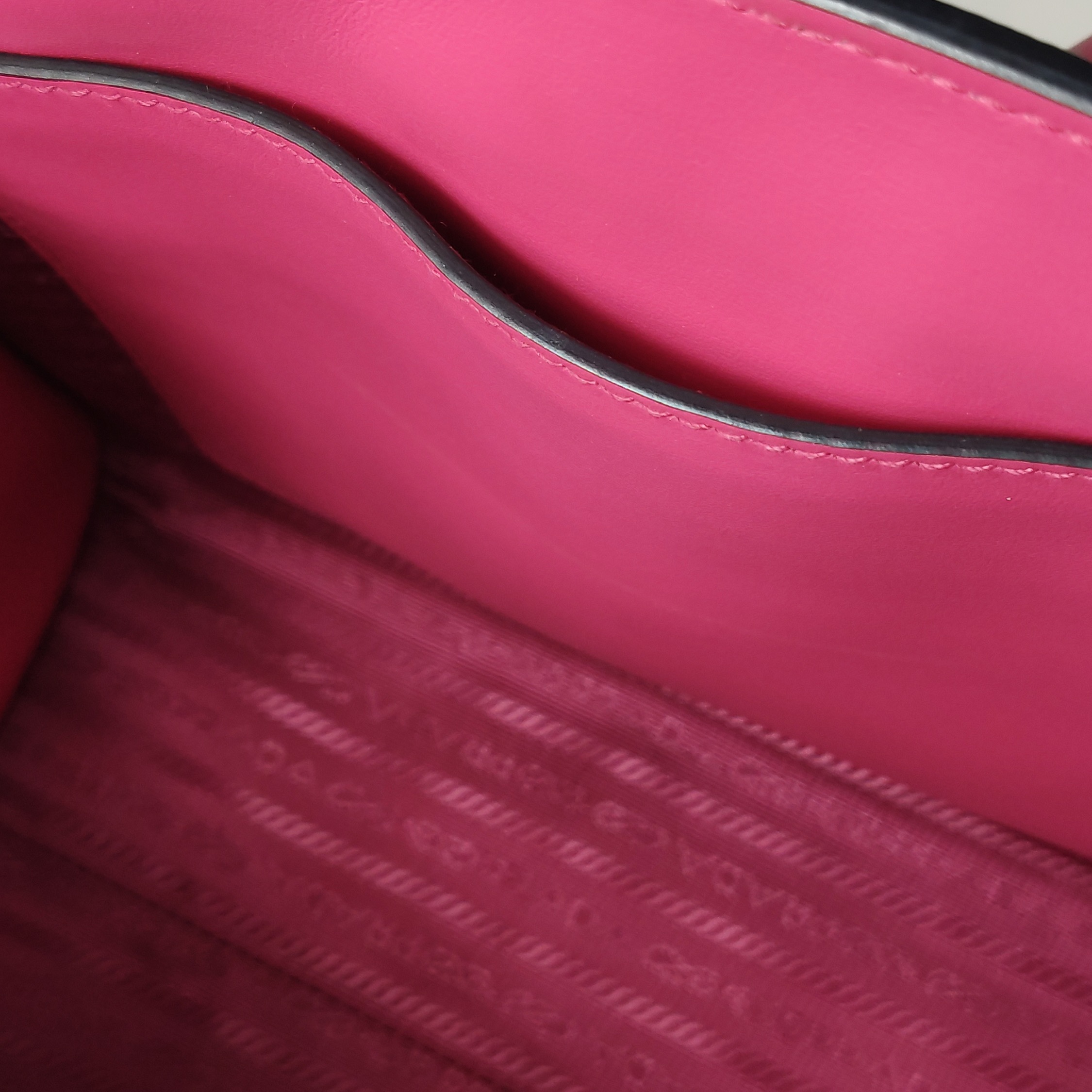 Prada Monochrome Tote Saffiano with City Calf Small — photo 14 of 25