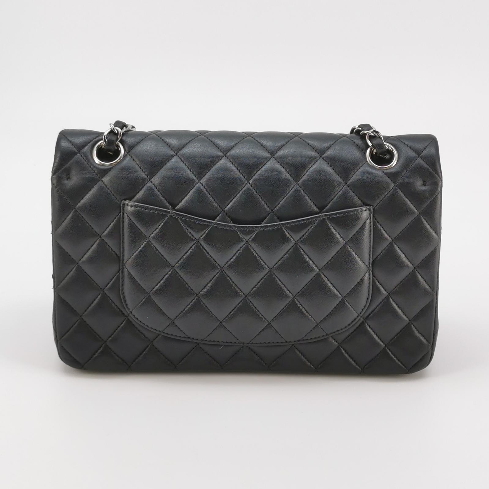 Chanel Classic Double Flap Bag Quilted Lambskin Medium — photo 3 of 16