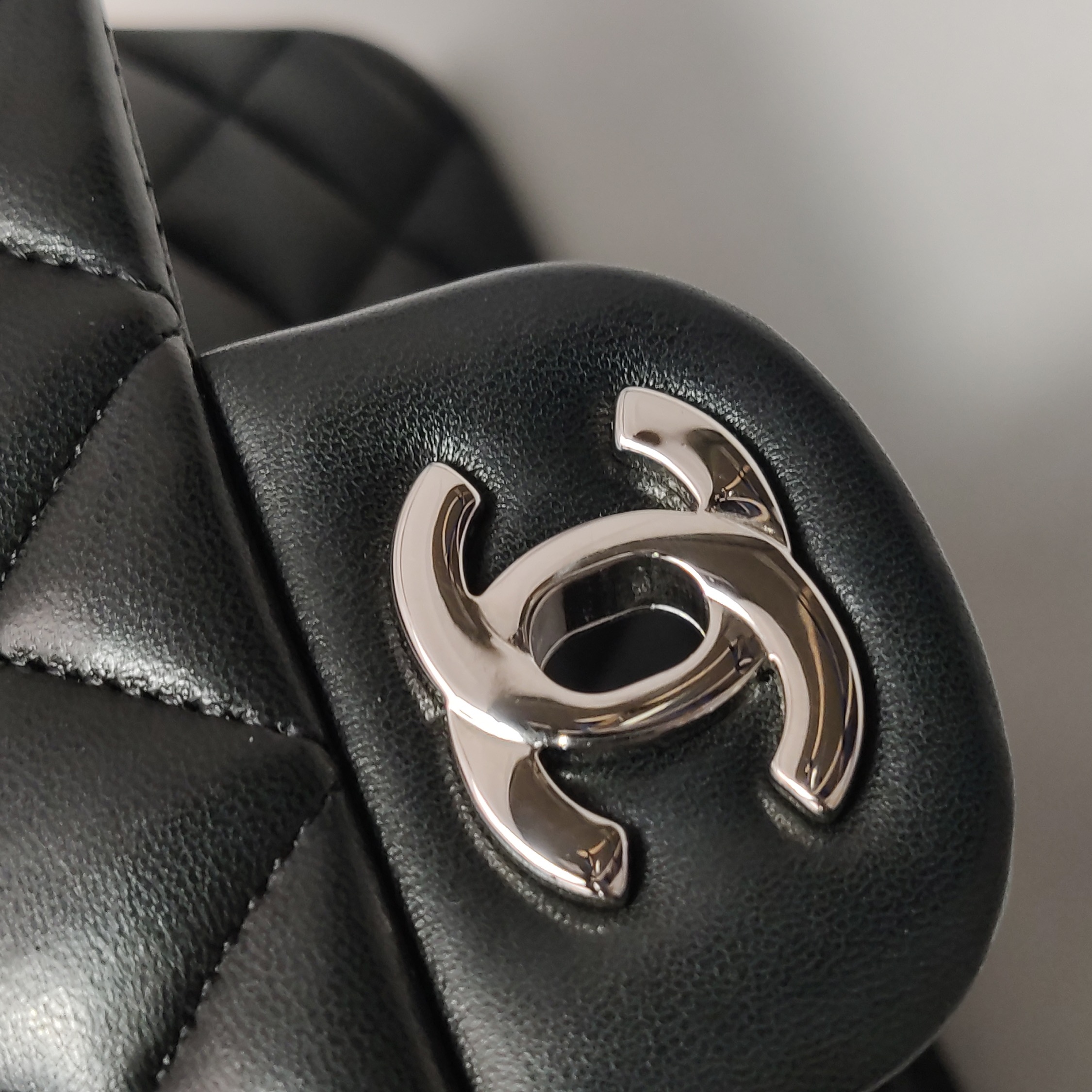 Chanel Classic Double Flap Bag Quilted Caviar Medium — photo 9 of 15