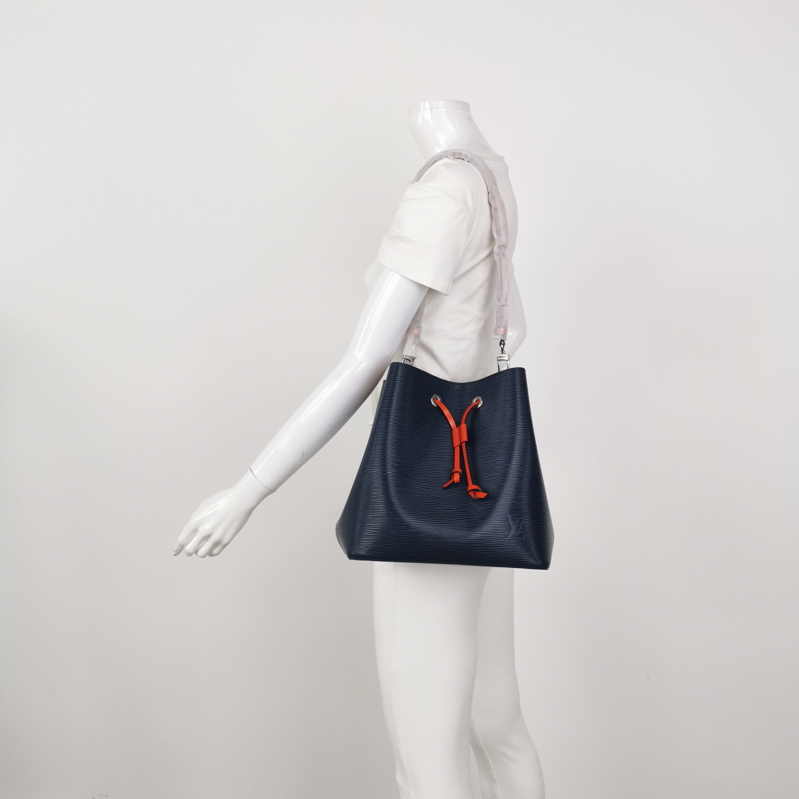Louis Vuitton(LV) NeoNoe Handbag Epi Leather MM — photo 2 of 14