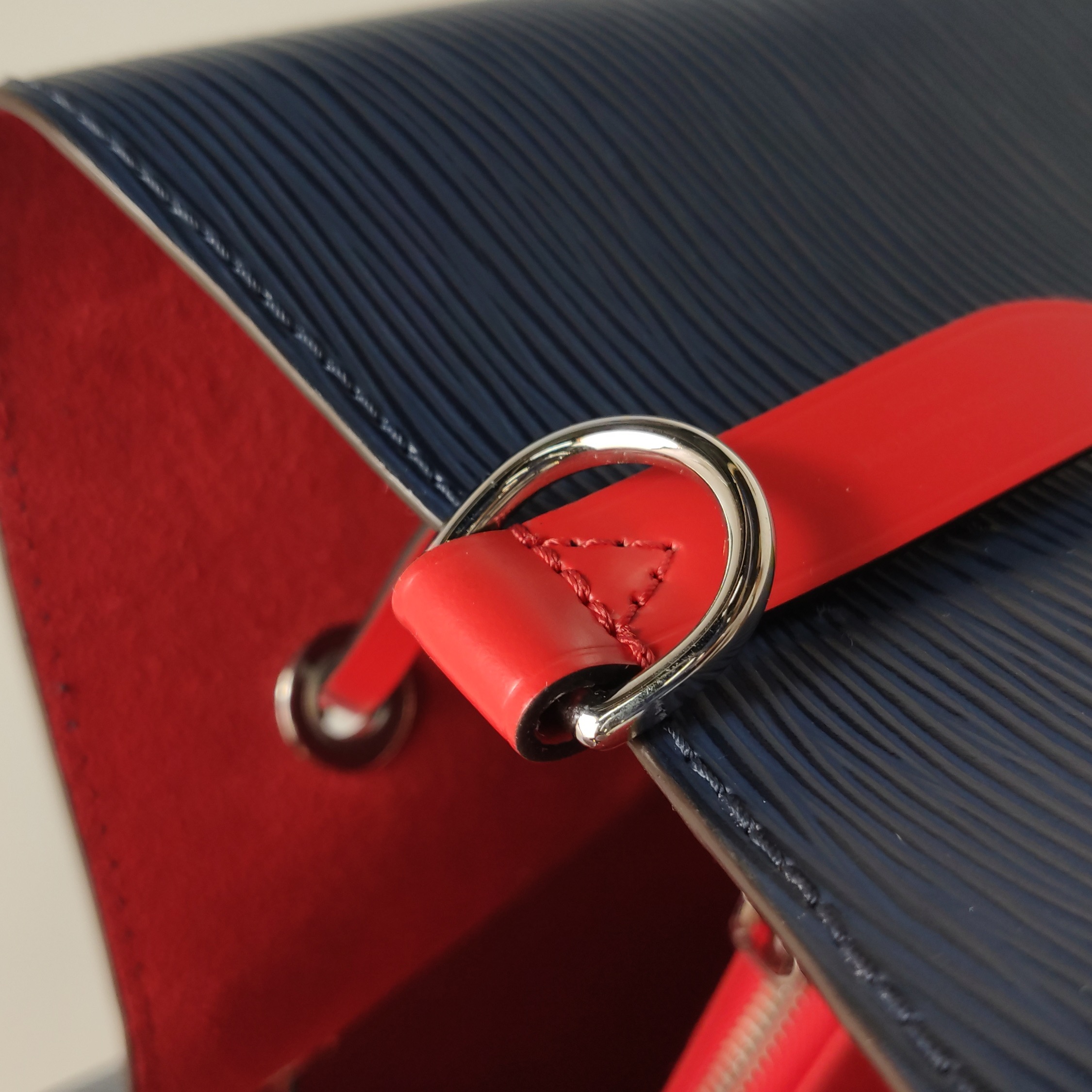 Louis Vuitton(LV) NeoNoe Handbag Epi Leather MM — photo 11 of 14