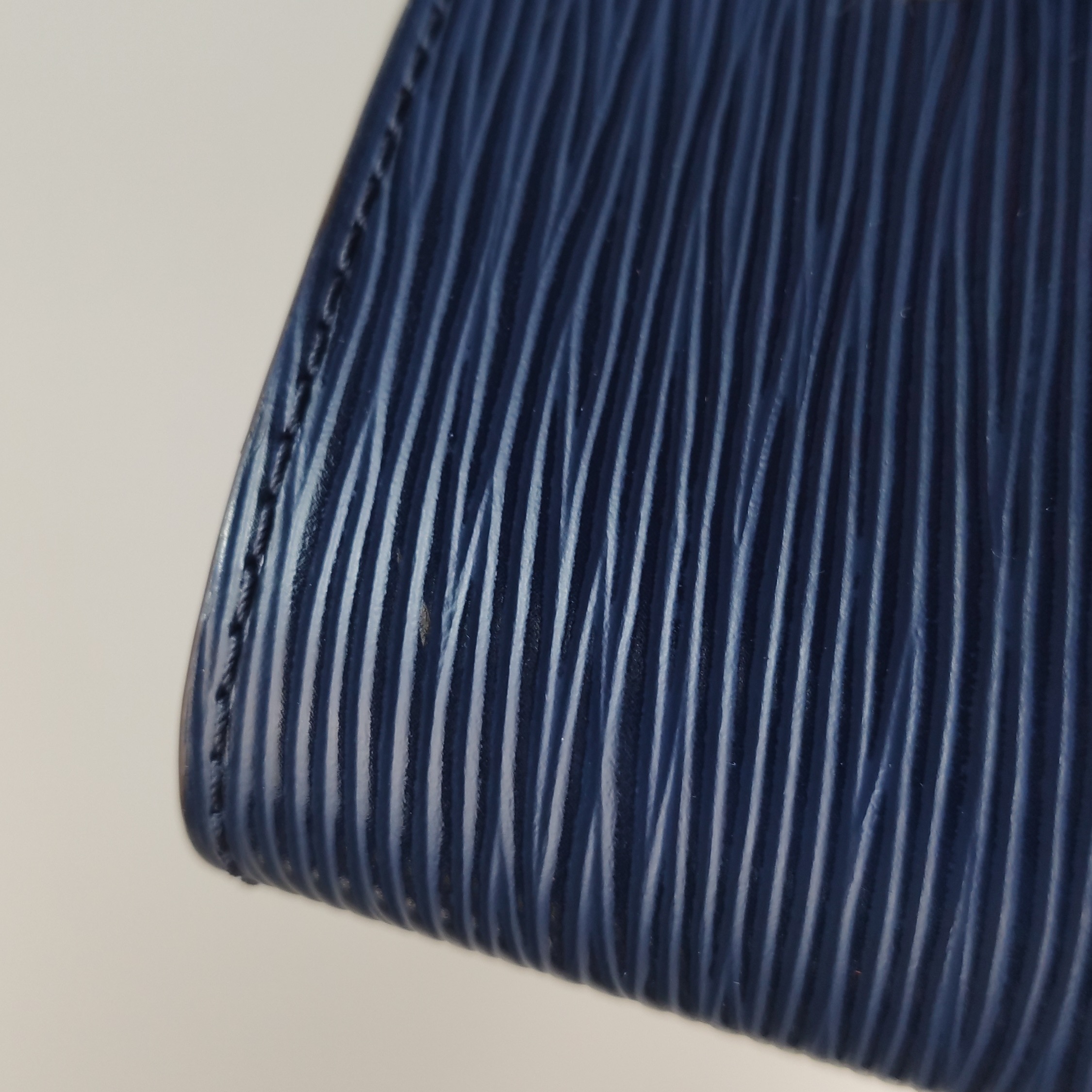 Louis Vuitton(LV) NeoNoe Handbag Epi Leather MM — photo 12 of 14