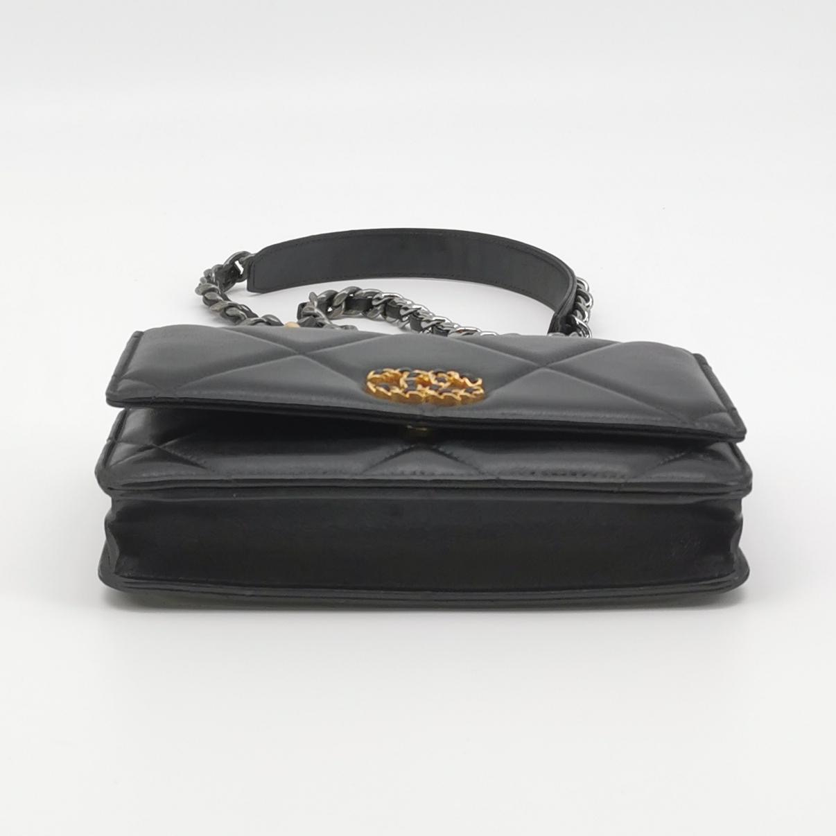 Chanel 19 Wallet on Chain Quilted Lambskin — photo 6 of 20