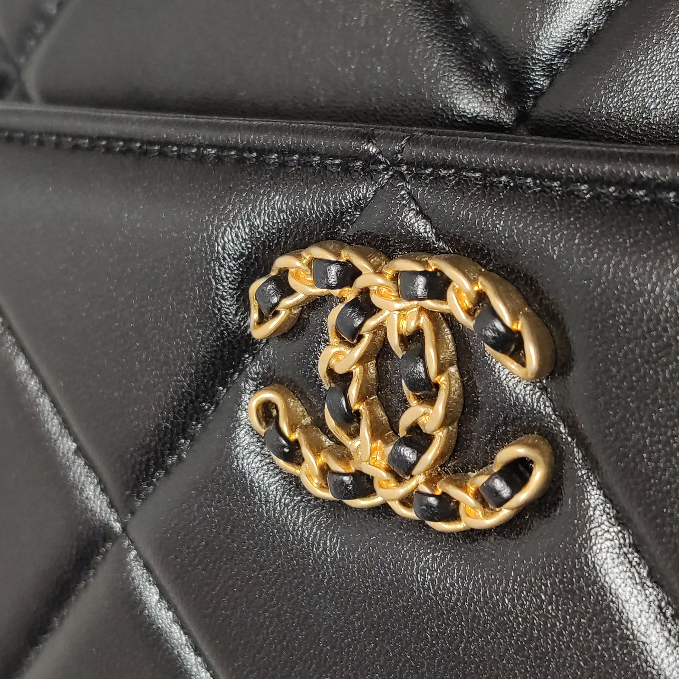 Chanel 19 Wallet on Chain Quilted Lambskin — photo 9 of 20