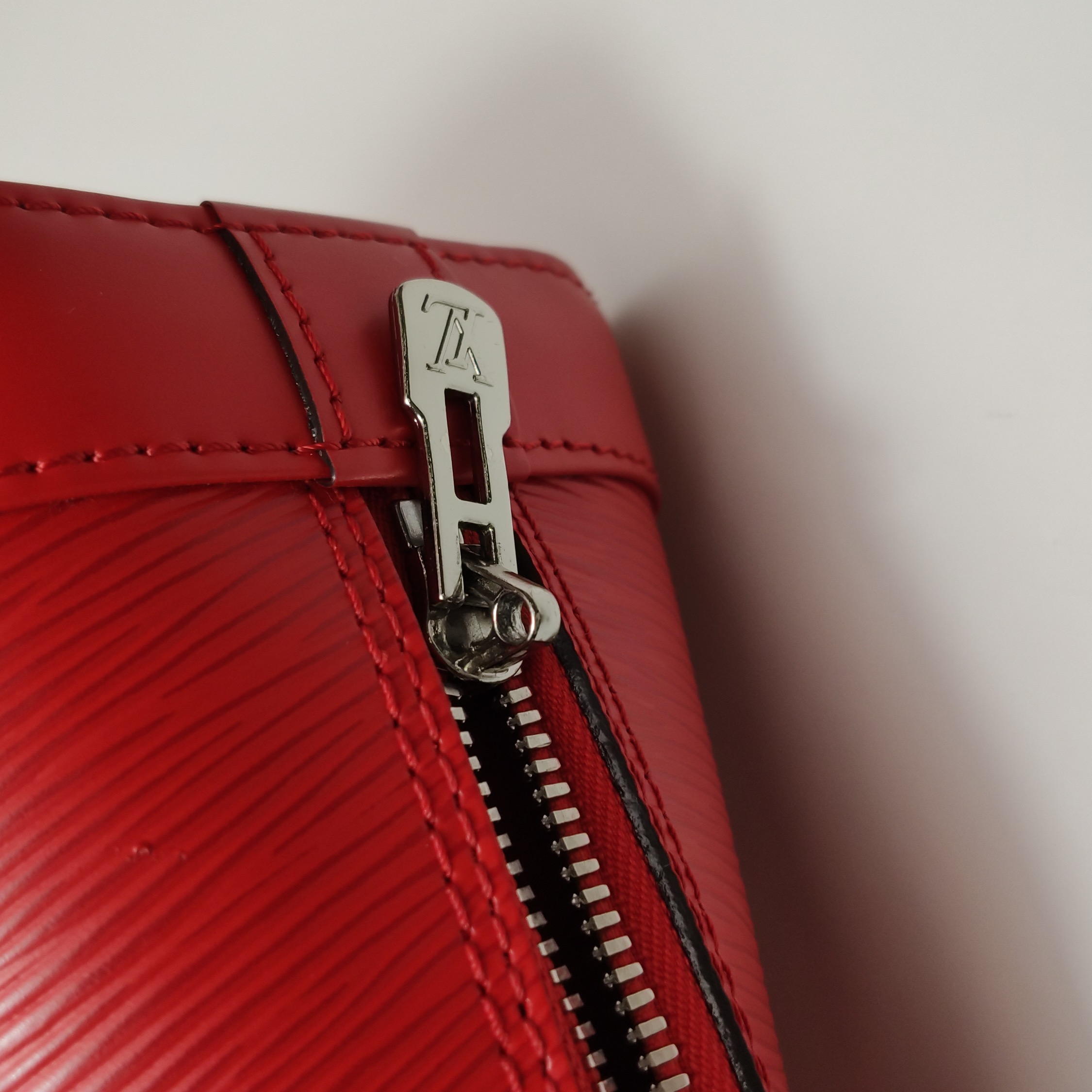 Louis Vuitton(LV) Alma Handbag Epi Leather BB — photo 9 of 21