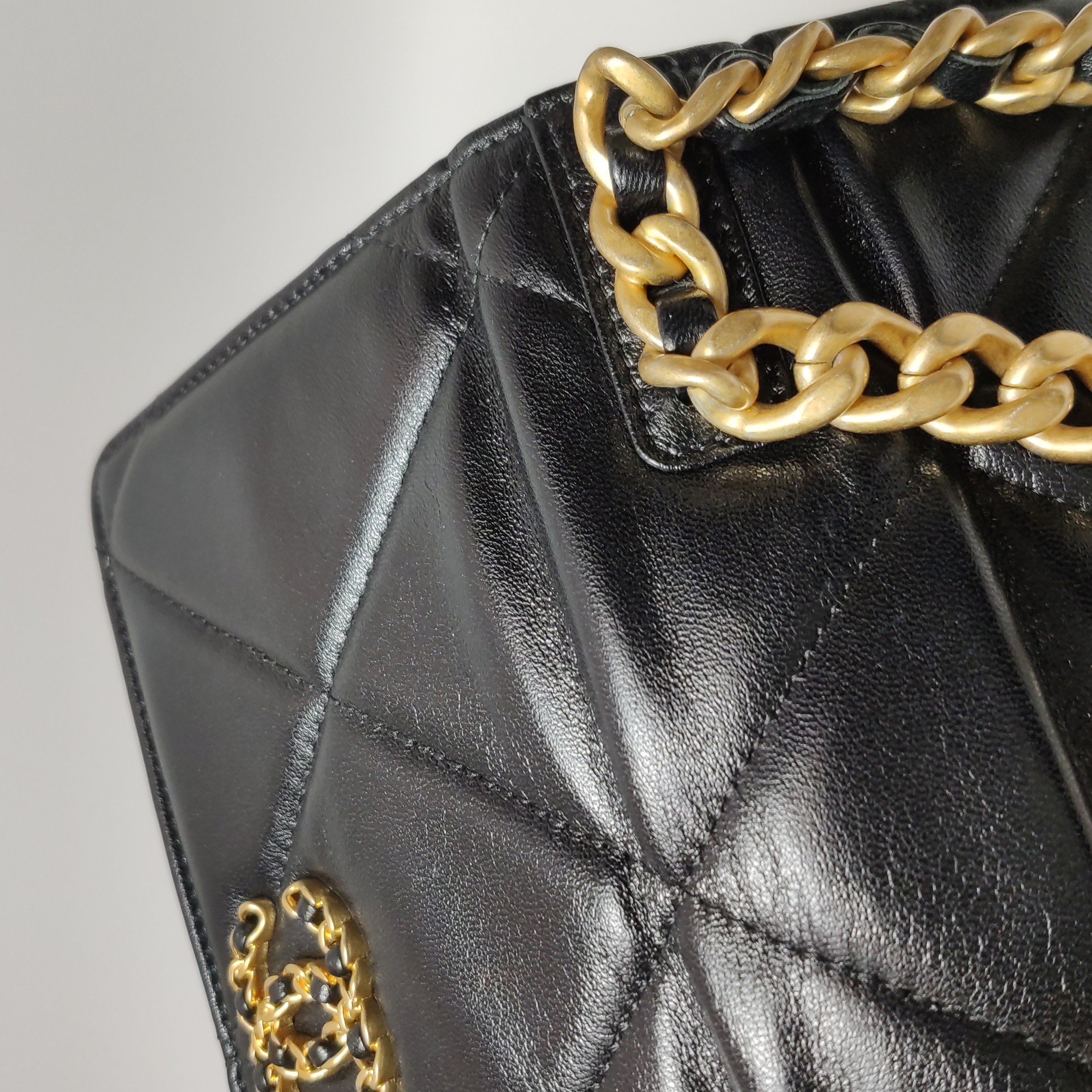 Chanel 19 Wallet on Chain Quilted Lambskin — photo 10 of 20